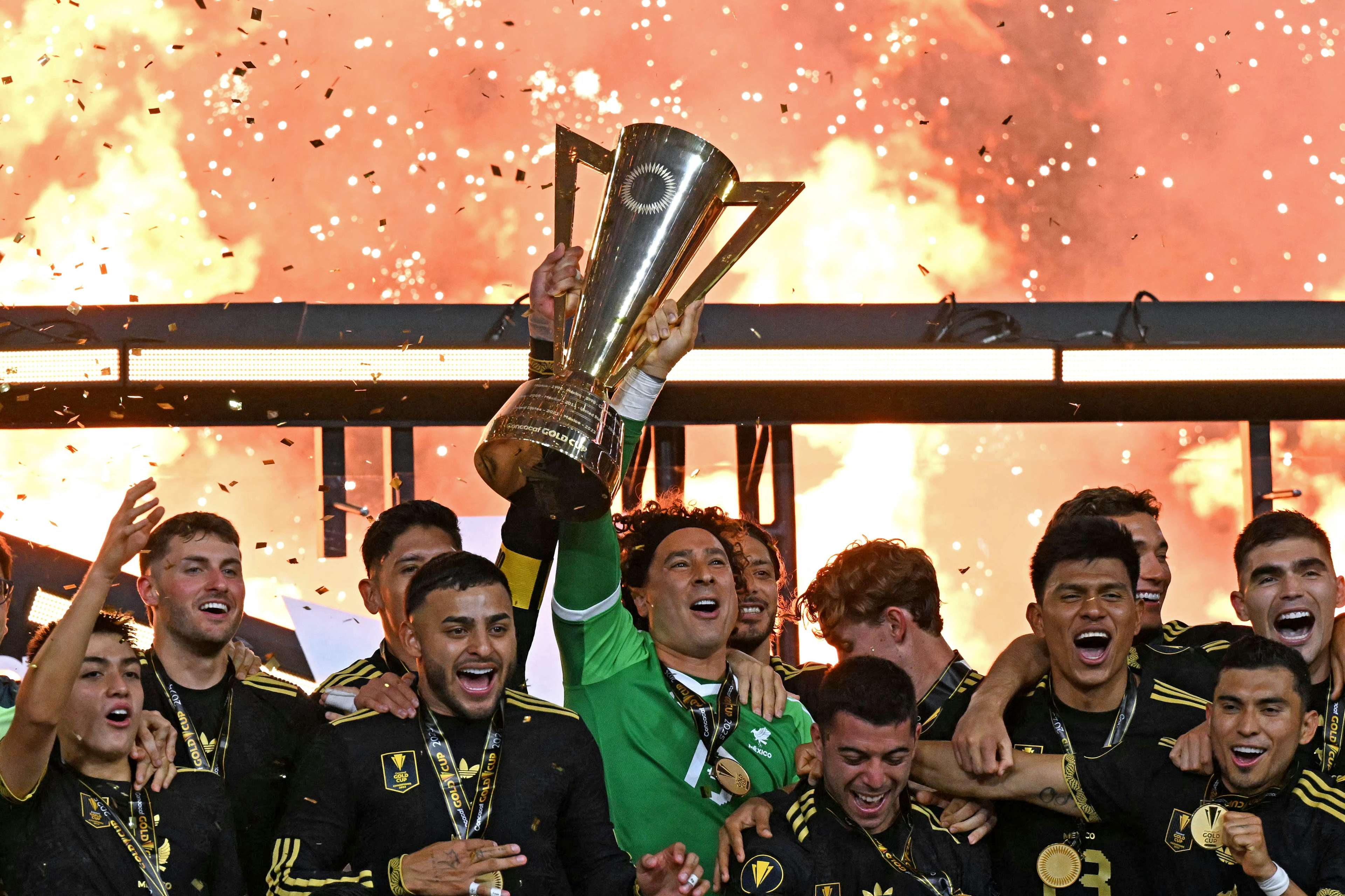 Хавьер Агирре и игроки сборной Мексики танцуют в раздевалке после победы.