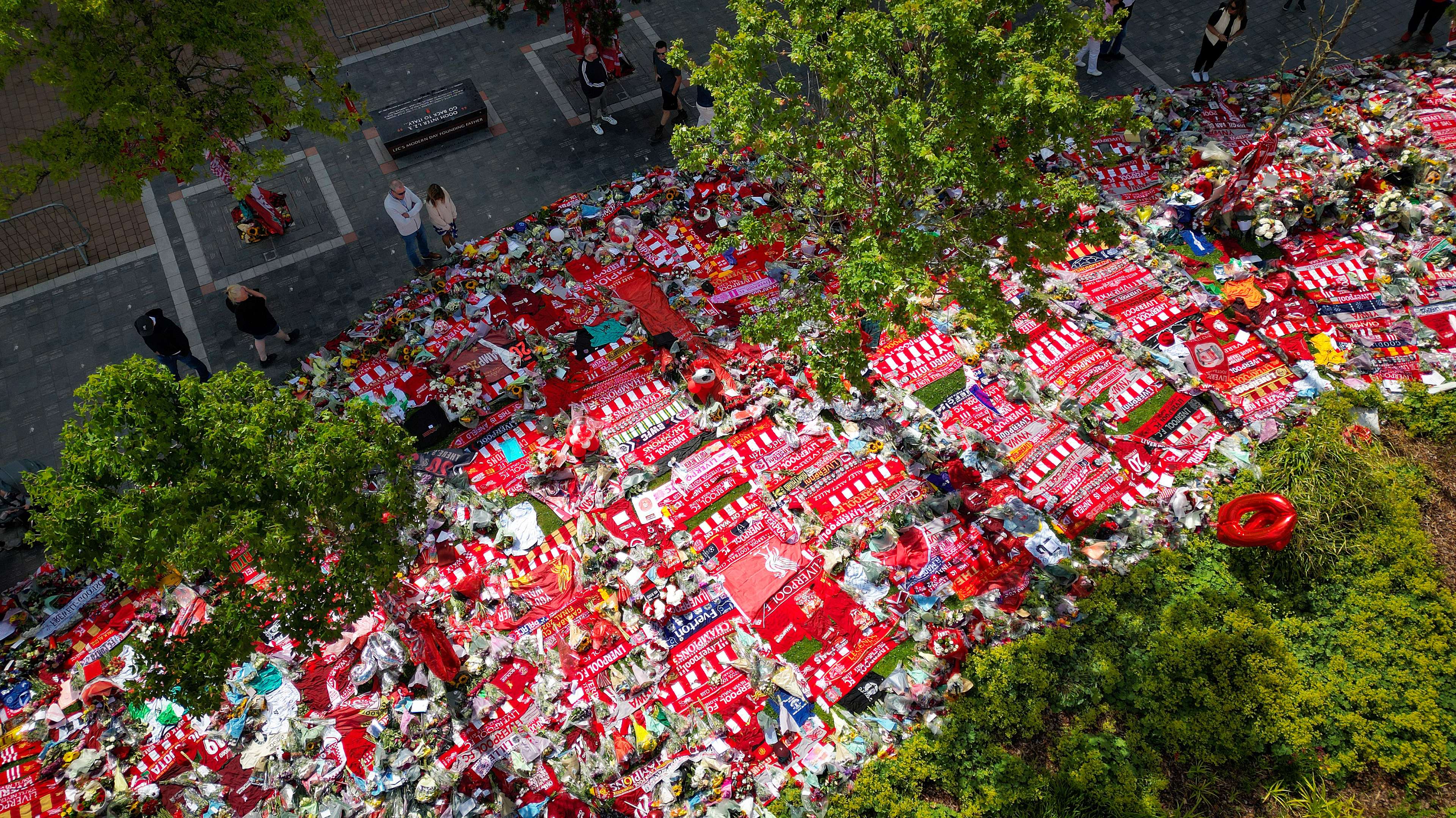 GettyImages-2223911804 Ruben Amorim, Bruno Fernandes and Diogo Dalot pay poignant tribute to Diogo Jota and Andre Silva at Anfield on behalf of Man Utd