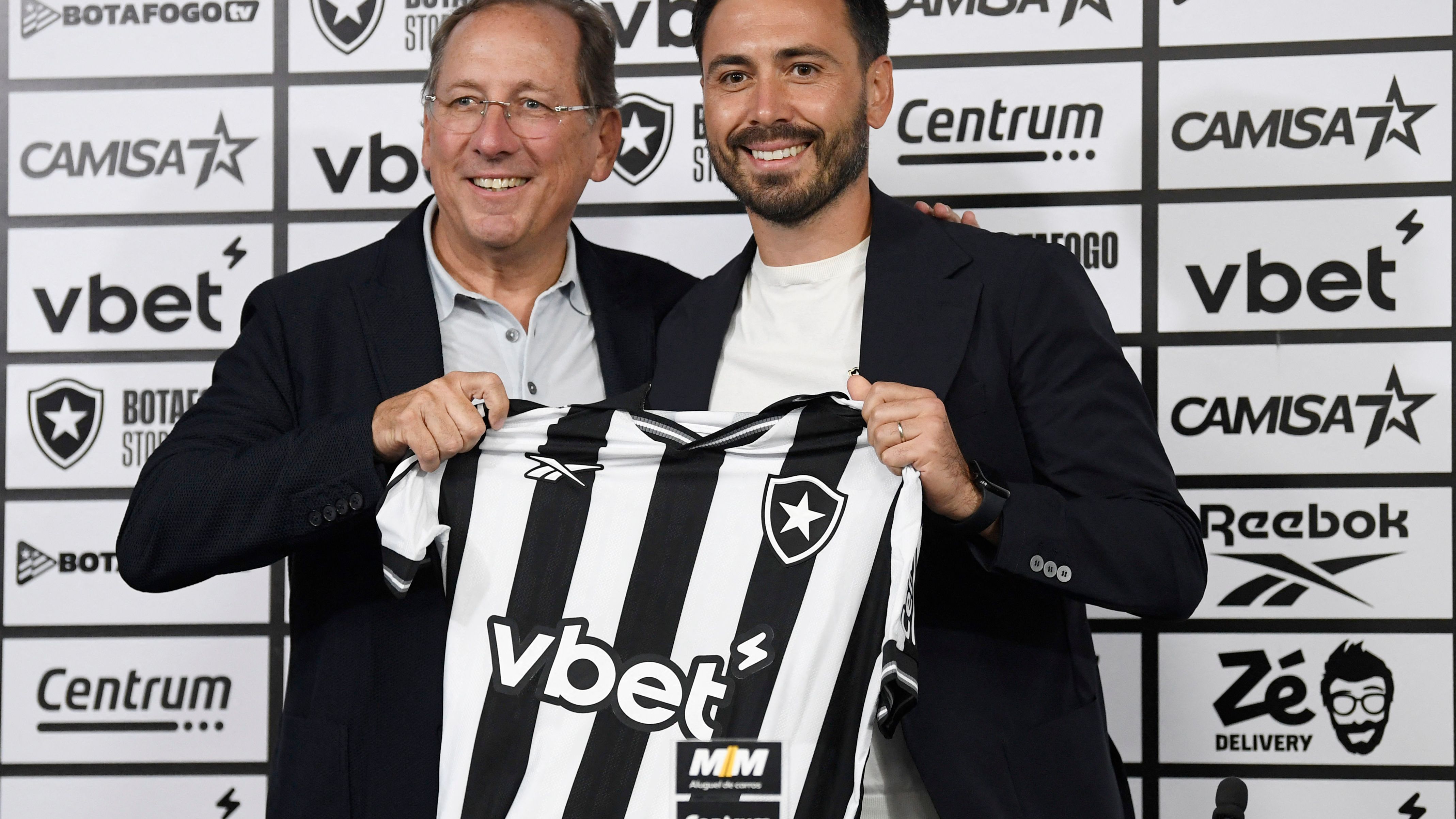 TOPSHOT-FBL-BRA-BOTAFOGO-COACH-ANCELOTTI