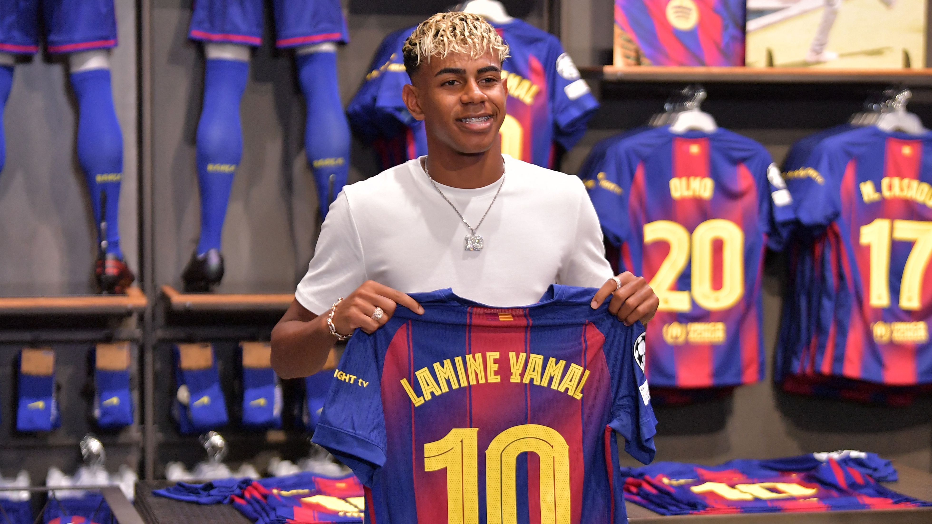 Lamine Yamal signs blockbuster new Barcelona contract & follows in Lionel Messi's footsteps by inheriting iconic shirt number & being crowned new No.10 | Goal.com UK