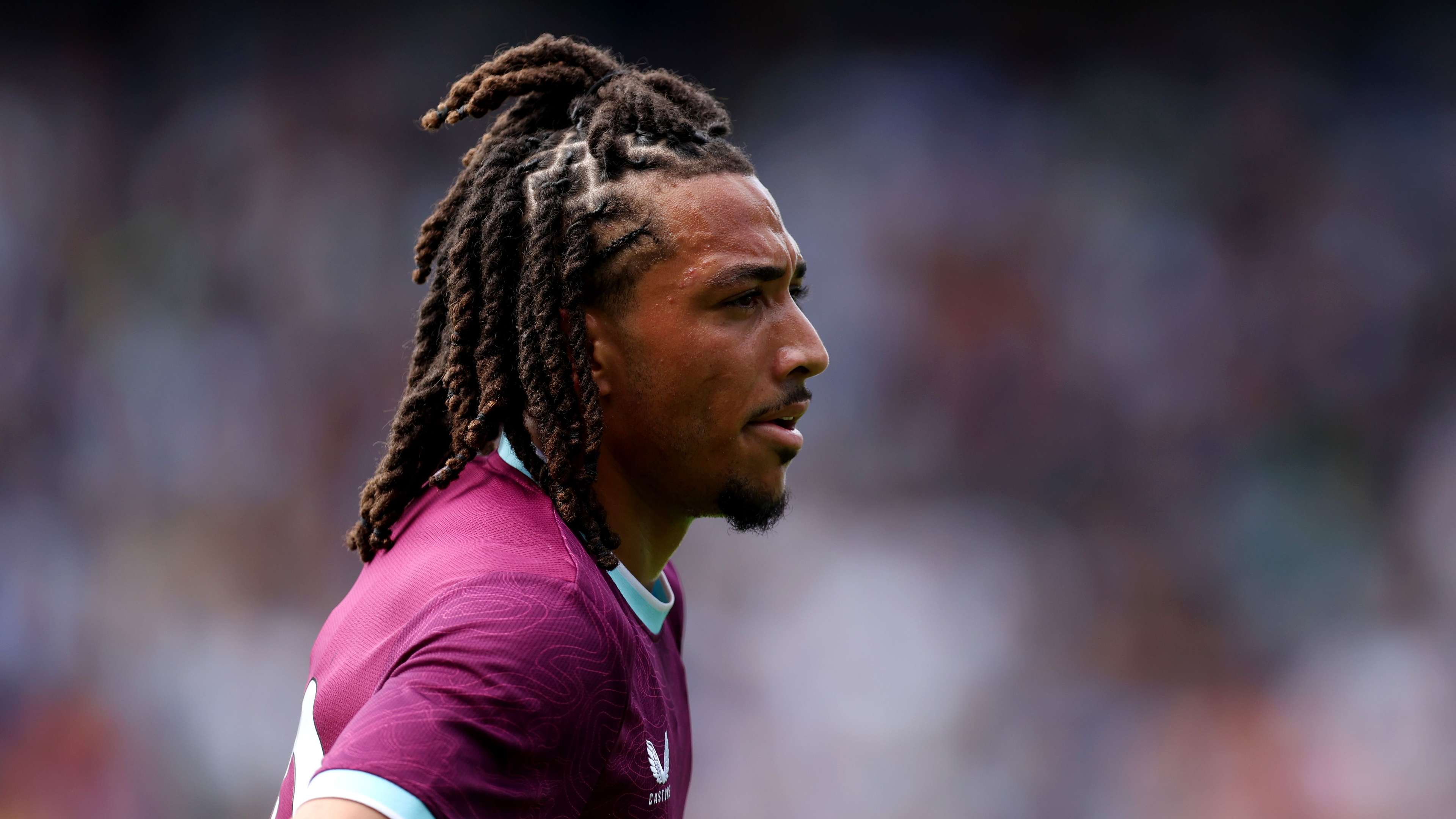 Koleosho trong màu áo Burnley, trong một trận đấu tại Premier League.