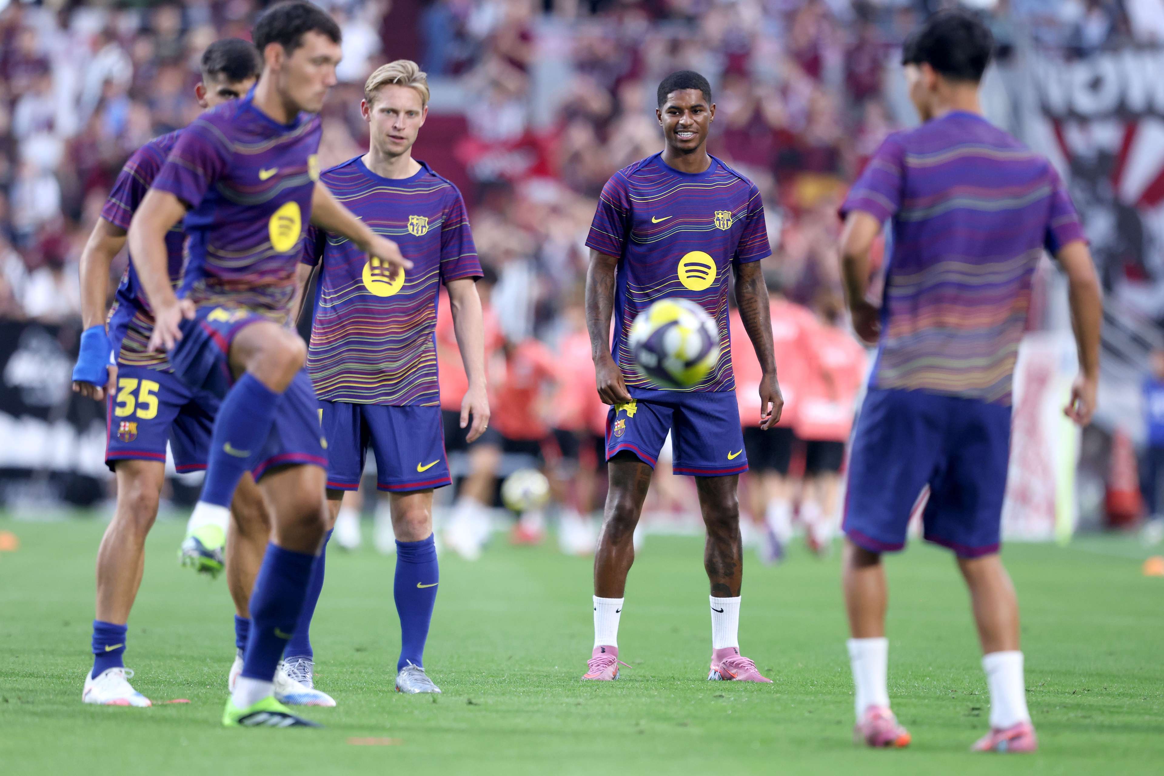 Christensen, 'Dro', De Jong, Rashford y Gerard Martín calentando. Fuente: Goal Calentamiento