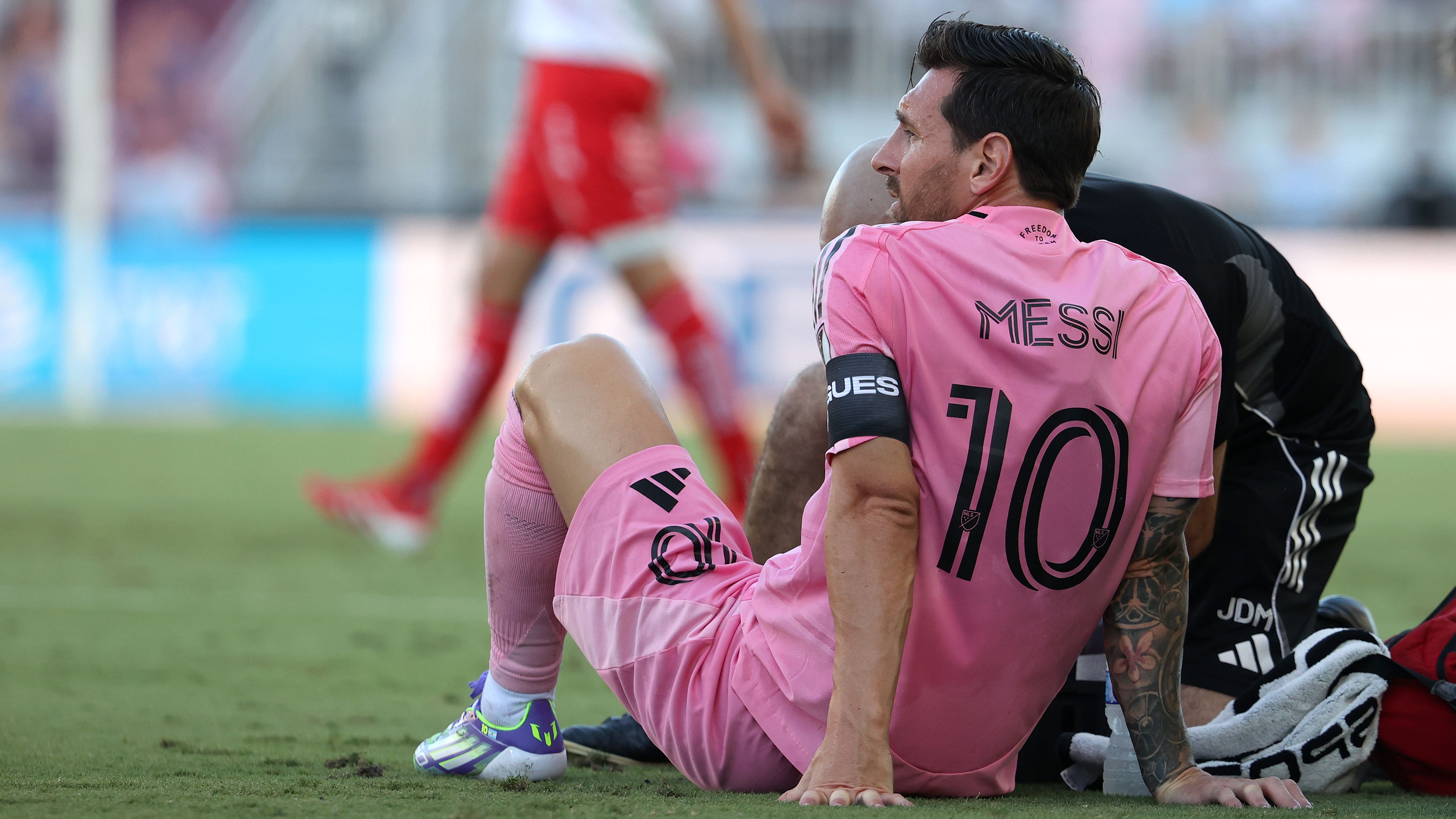 Lionel Messi leaves Leagues Cup match with Necaxa after just 11 minutes as Inter Miami star suffers apparent injury | Goal.com UK
