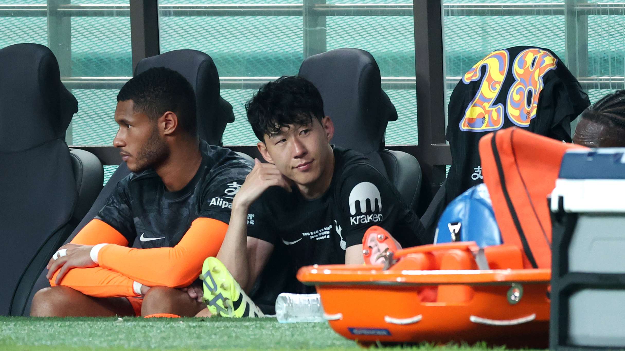 Son Heung-min được CĐV Tottenham vẫy tay chia tay trong trận đấu cuối cùng của mình.