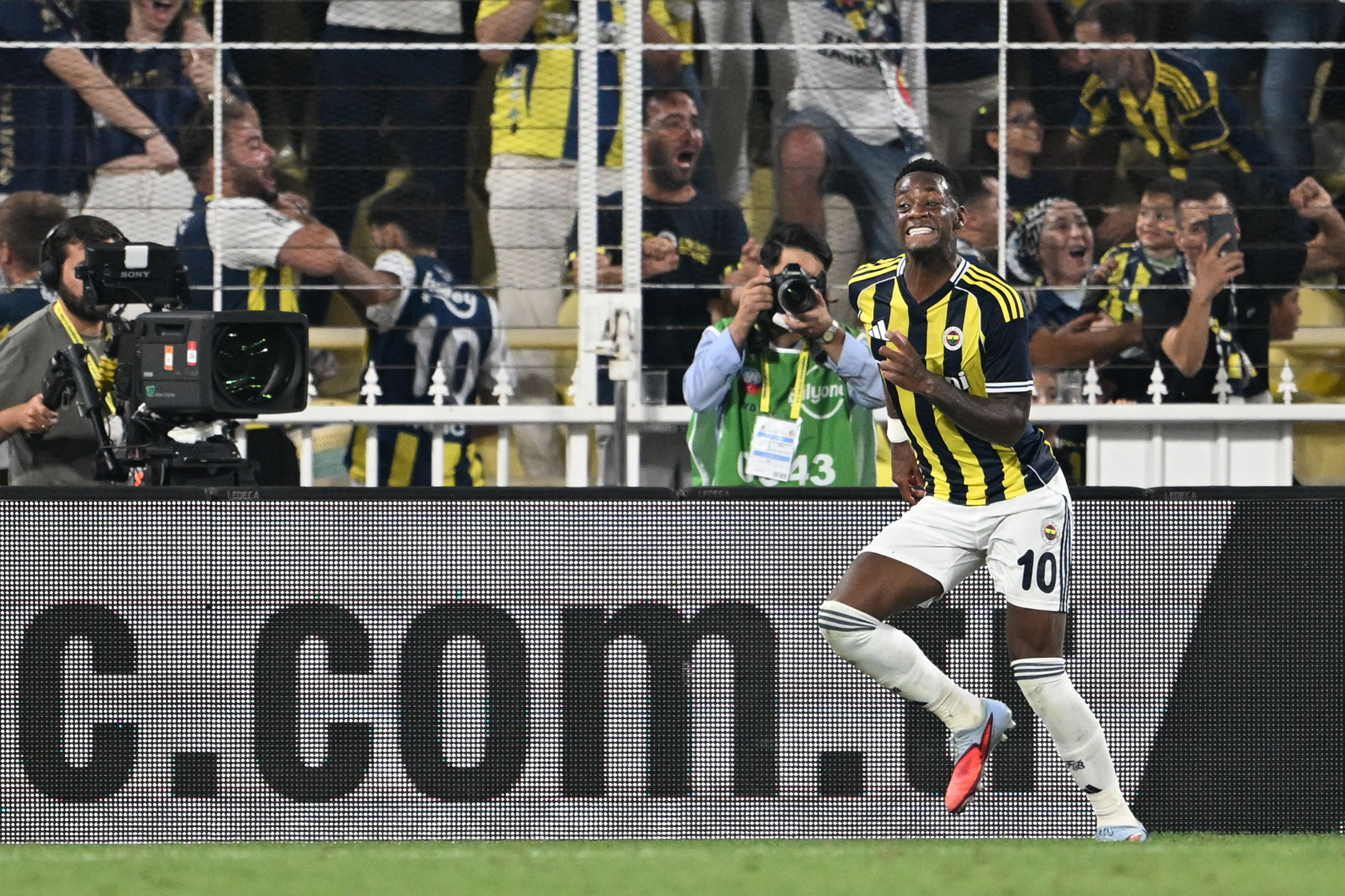 FBL-EUR-C1-FENERBAHCE-FEYENOORD-QUALIFY