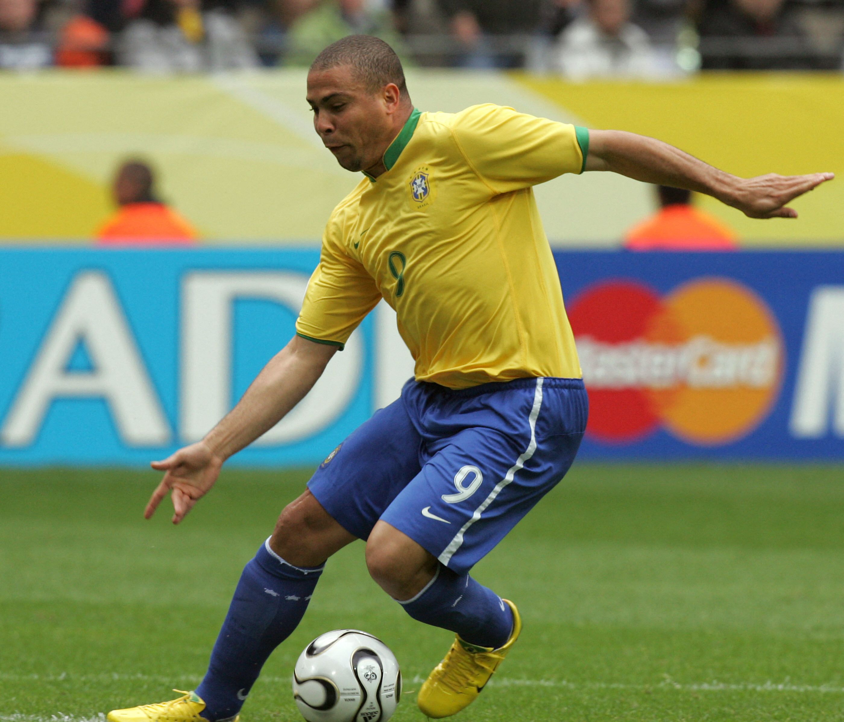 TOPSHOT-FBL-WC2006-MATCH55-BRA-GHA-GOAL