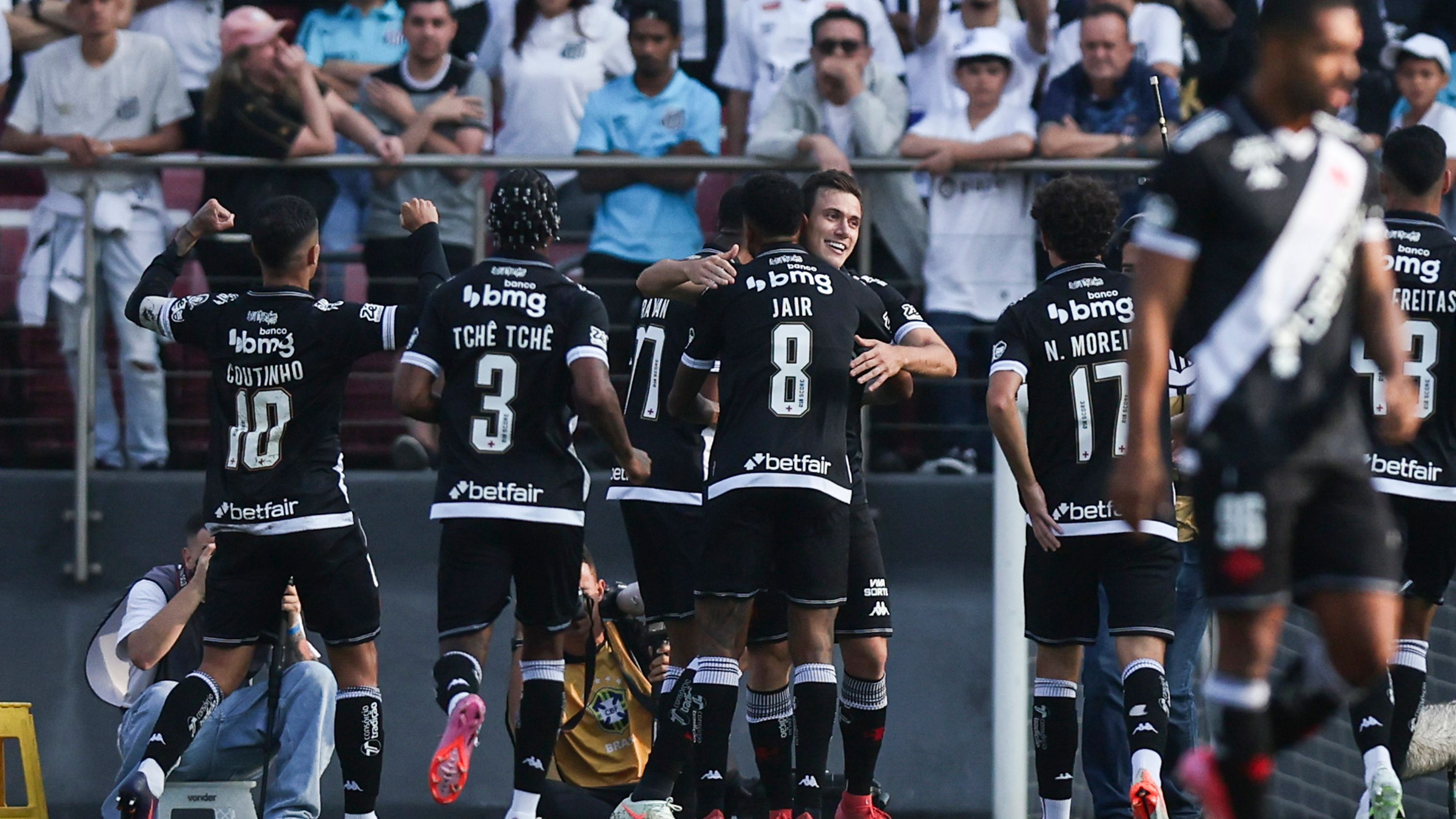 Santos v Vasco Da Gama - Brasileirao 2025