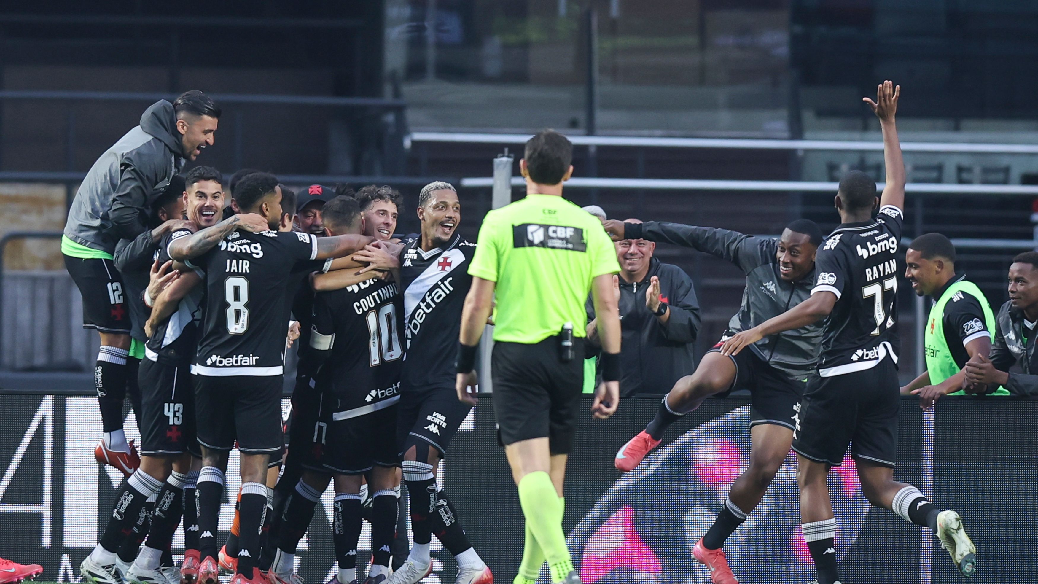 Santos v Vasco Da Gama - Brasileirao 2025