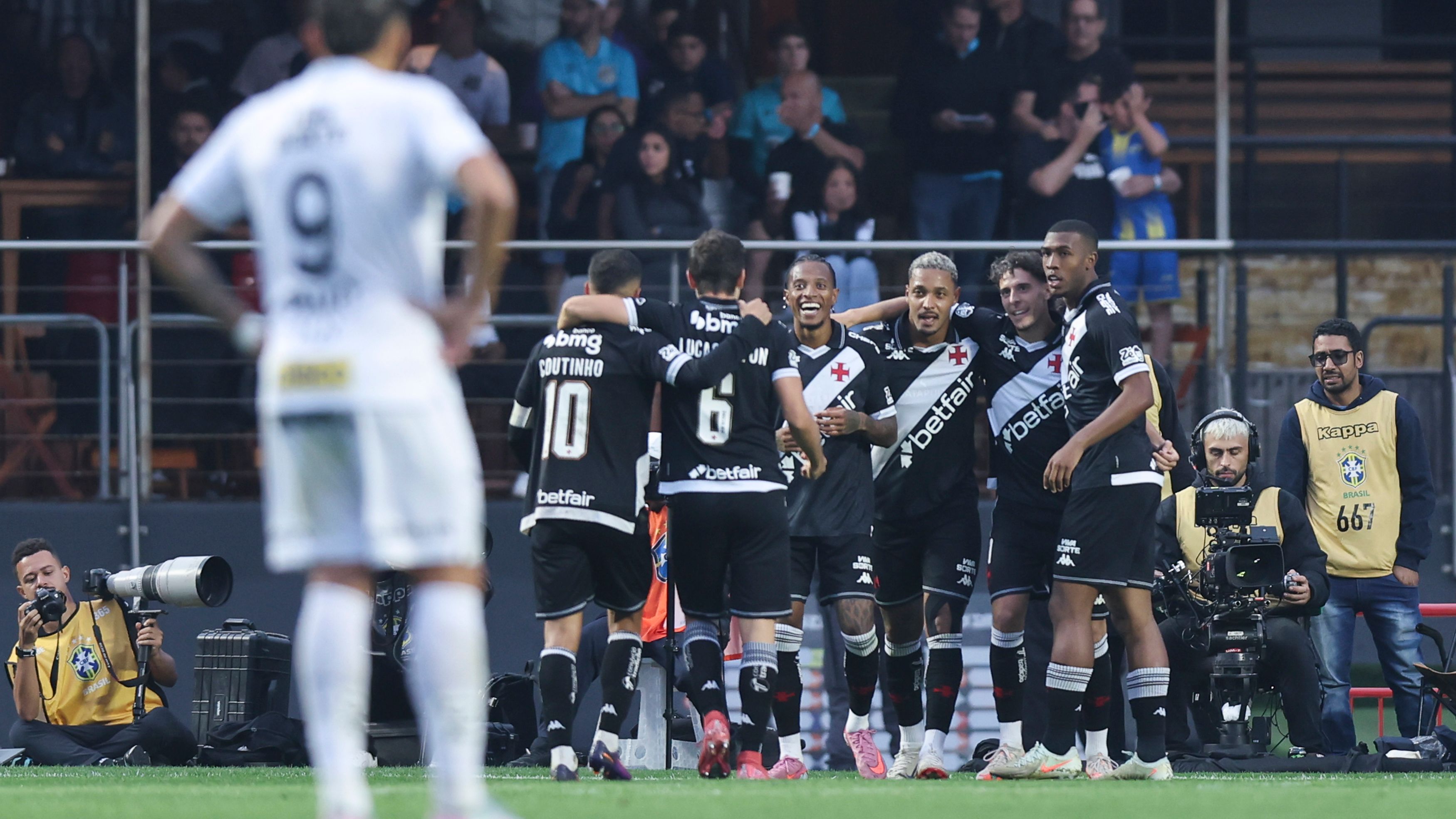 Santos v Vasco Da Gama - Brasileirao 2025