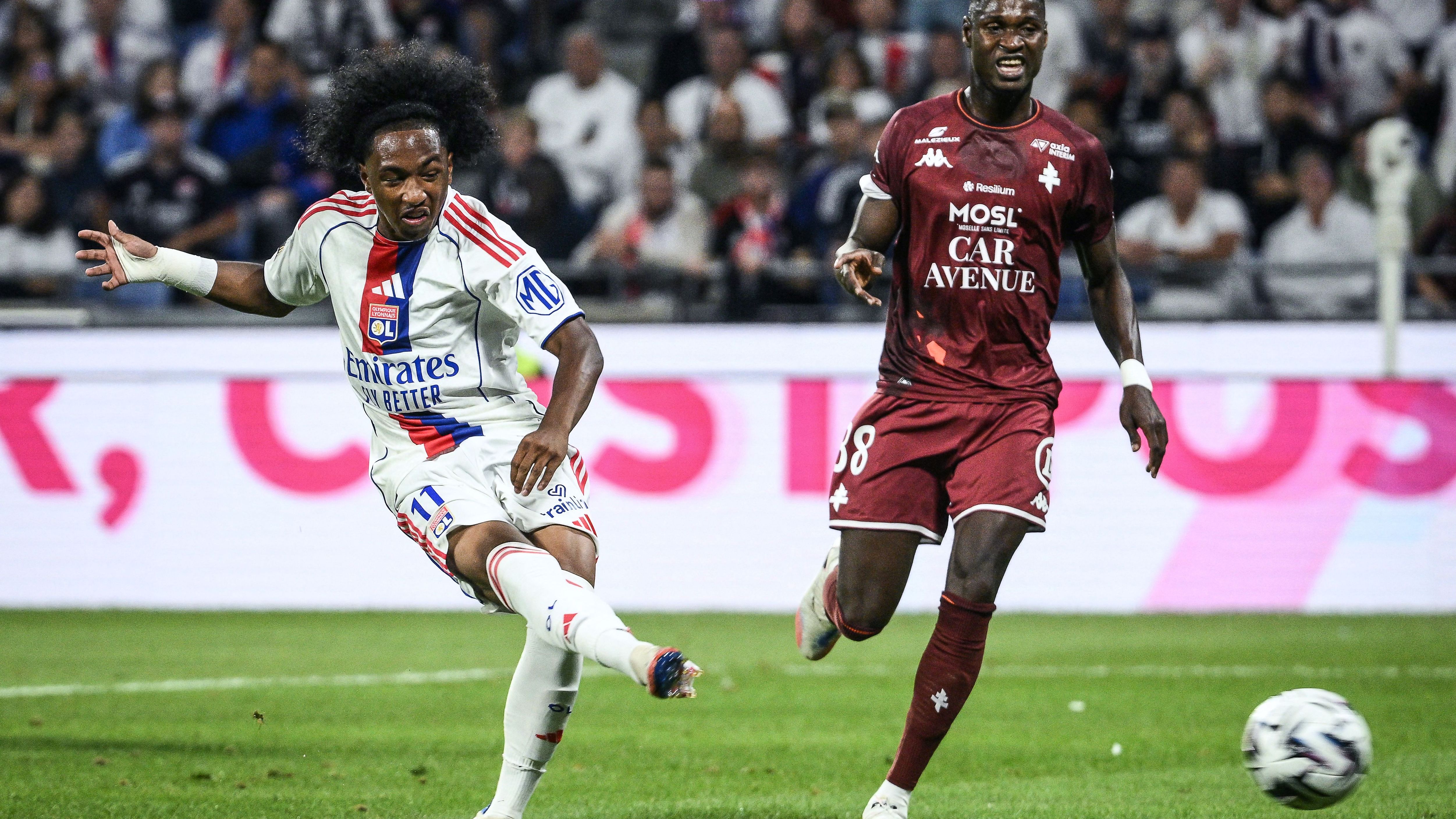 TOPSHOT-FBL-FRA-LIGUE1-LYON-METZ