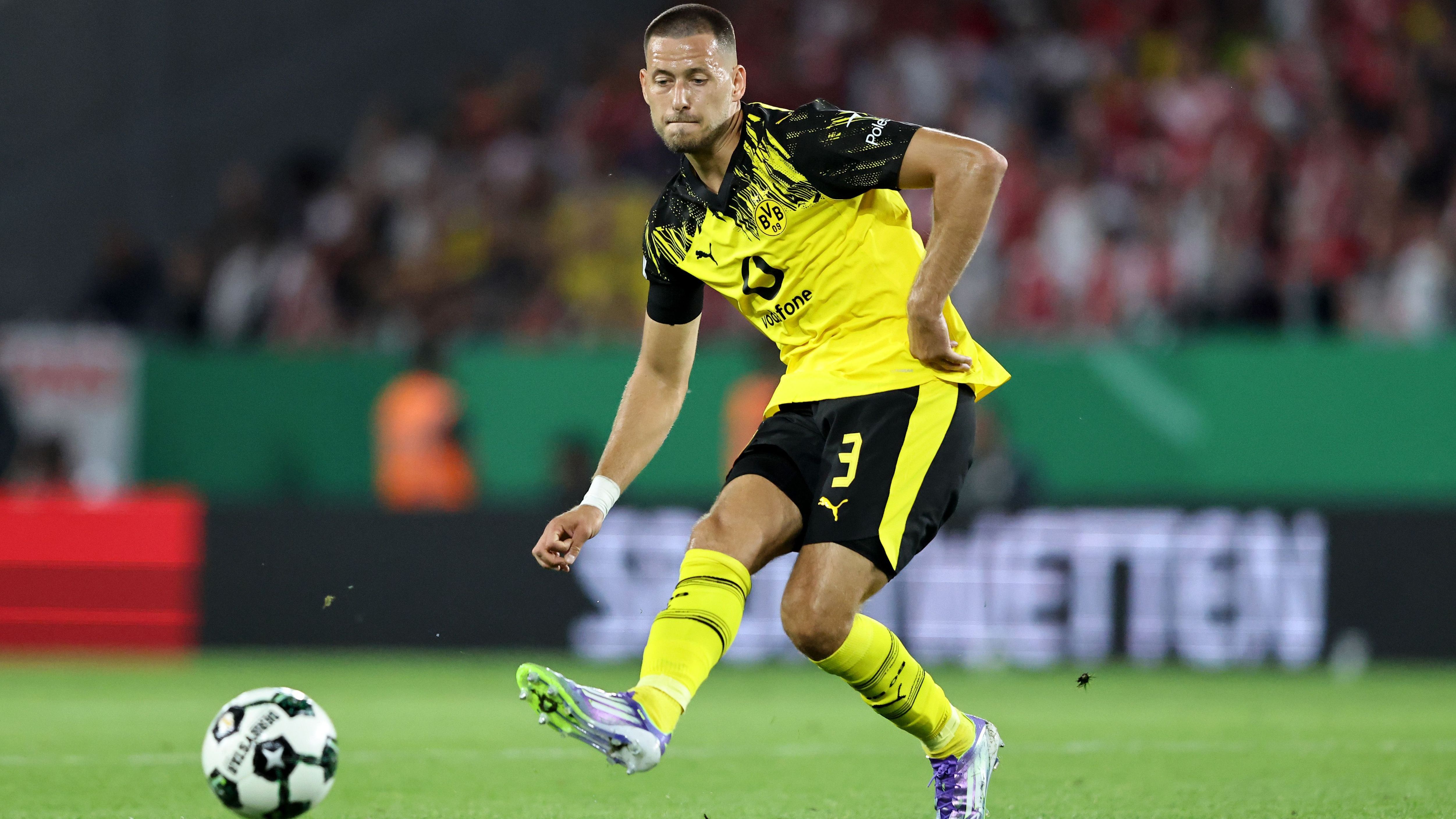 Rot-Weiss Essen v Borussia Dortmund - DFB Cup: Round One