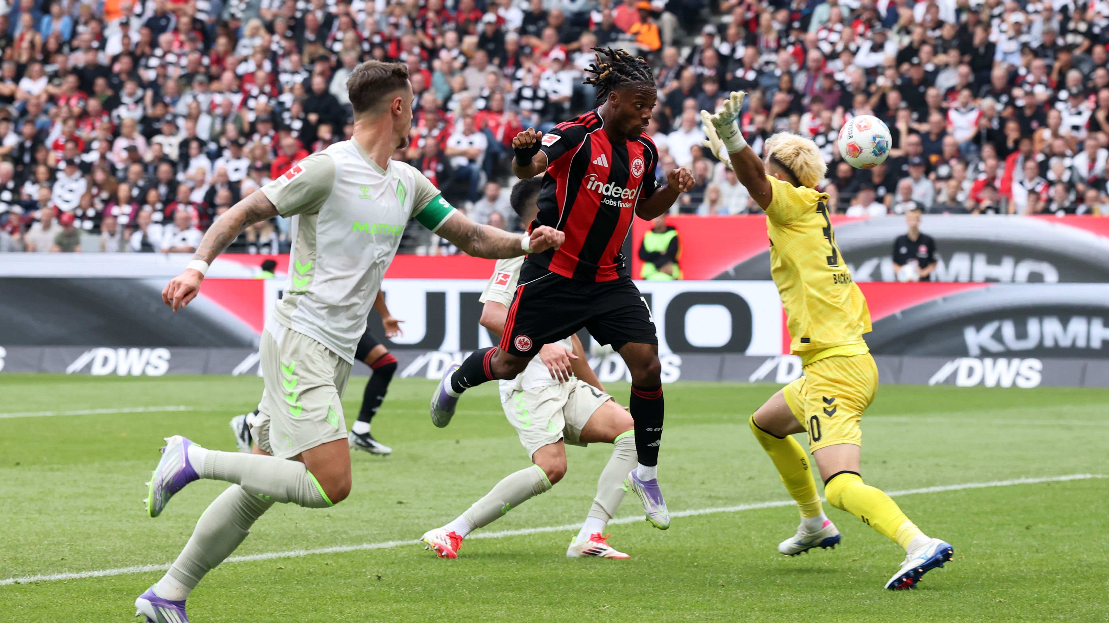 Eintracht Frankfurt v SV Werder Bremen - Bundesliga