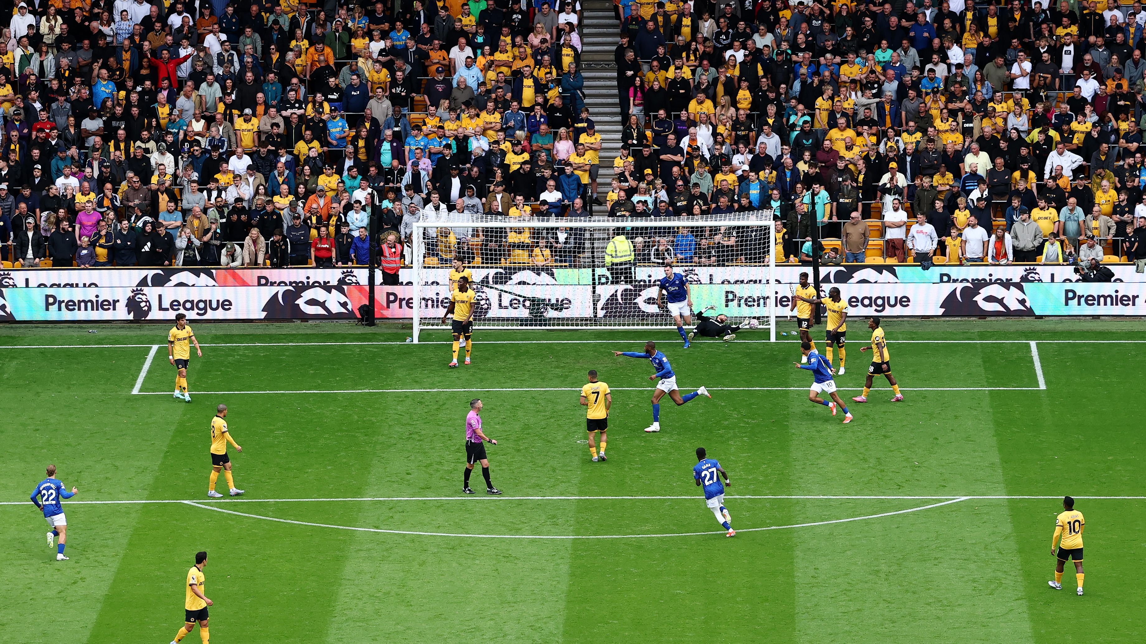 Wolverhampton Wanderers v Everton - Premier League