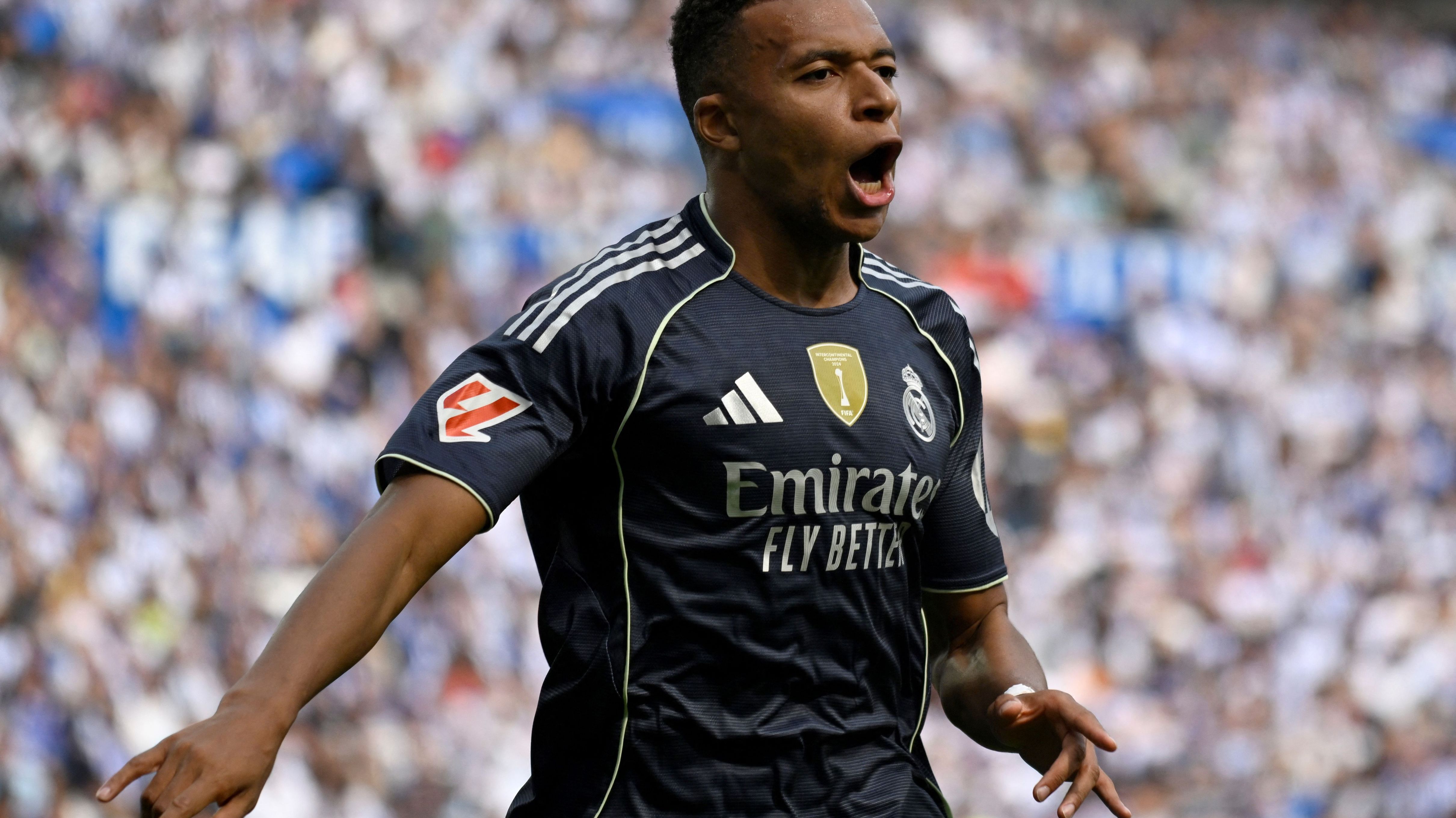 TOPSHOT-FBL-ESP-LIGA-REAL SOCIEDAD-REAL MADRID