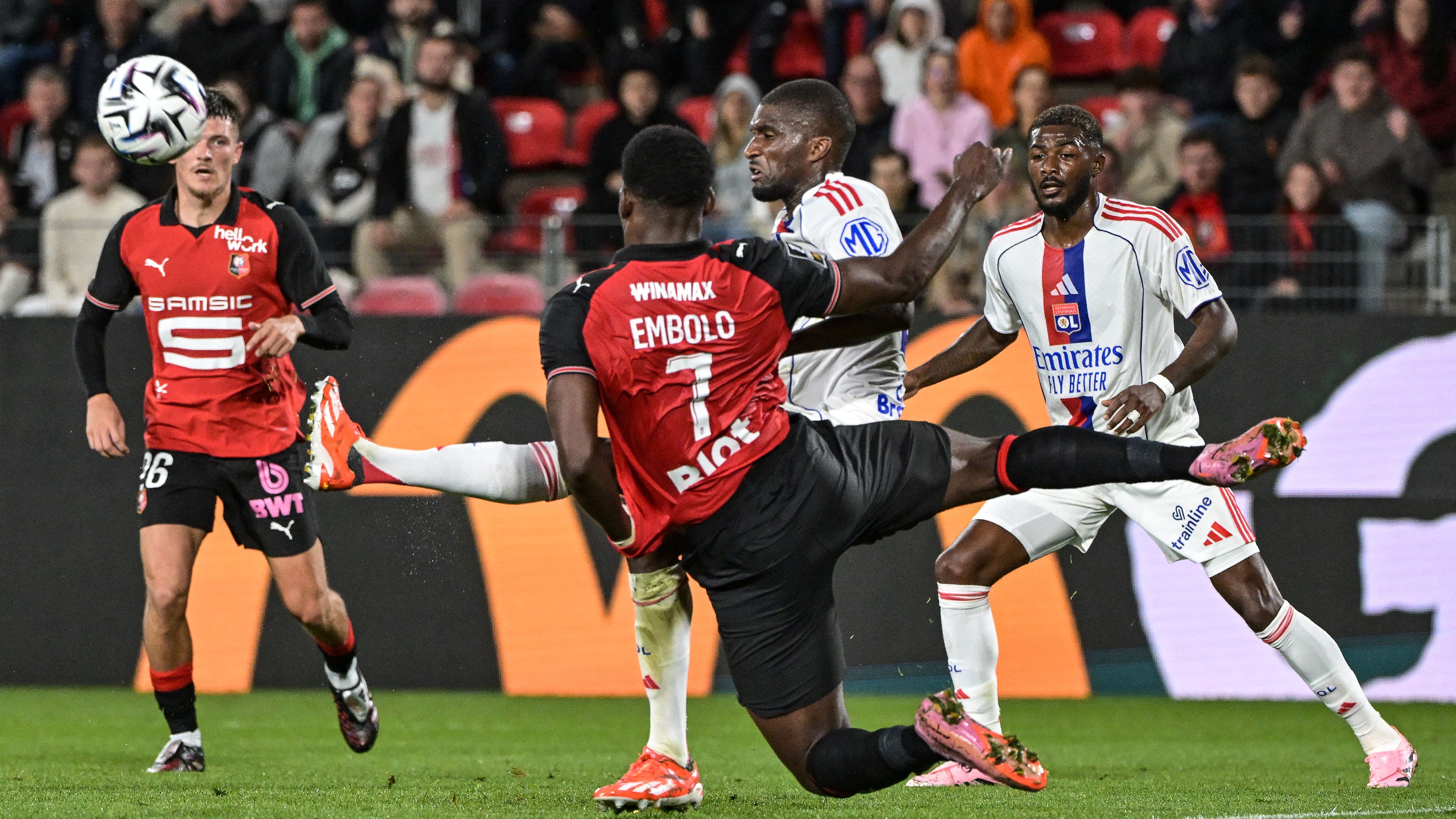 TOPSHOT-FBL-FRA-LIGUE1-RENNES-LYON