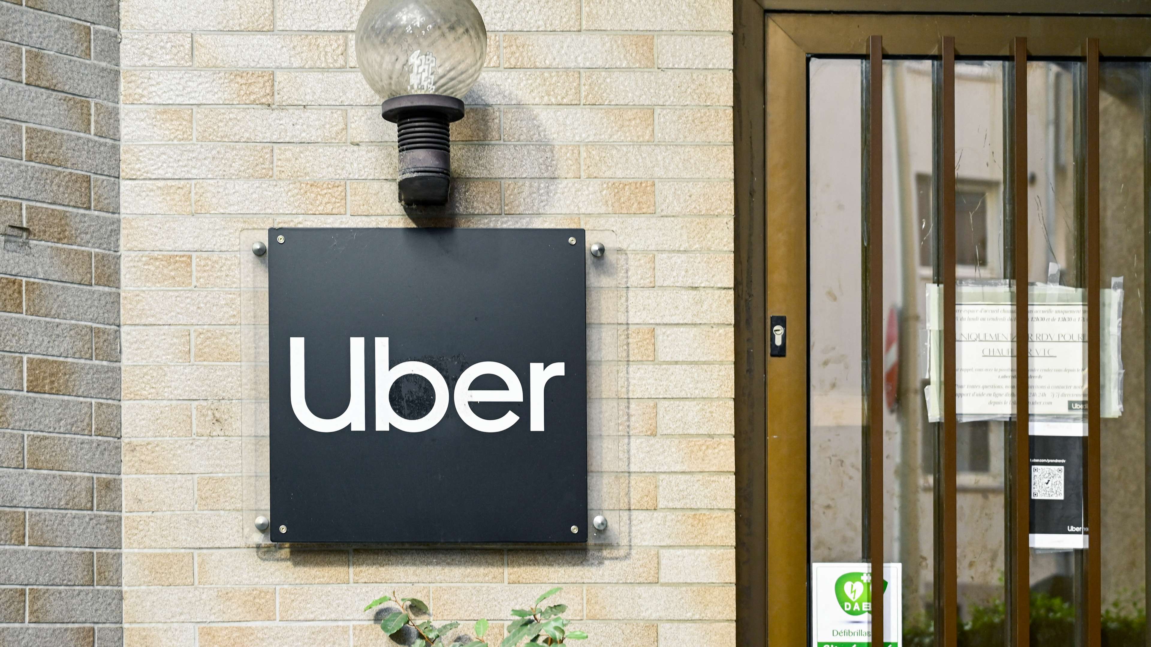 FRANCE-UBER-PARTNER-SUPPORT-FRANCE-BUILDING-LYON