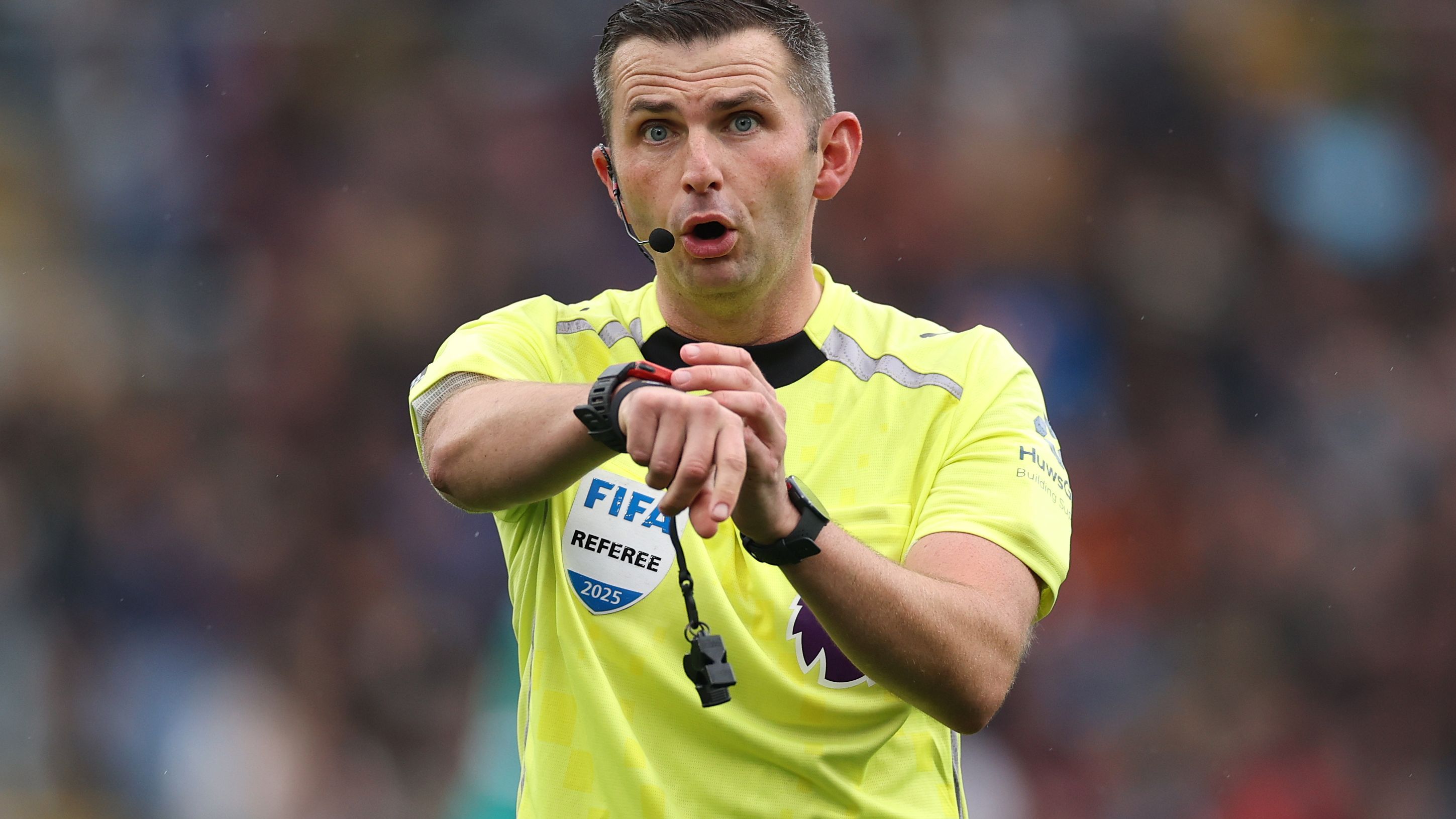 Qui est Michael Oliver, l’arbitre retenu pour le choc Barça-PSG ?