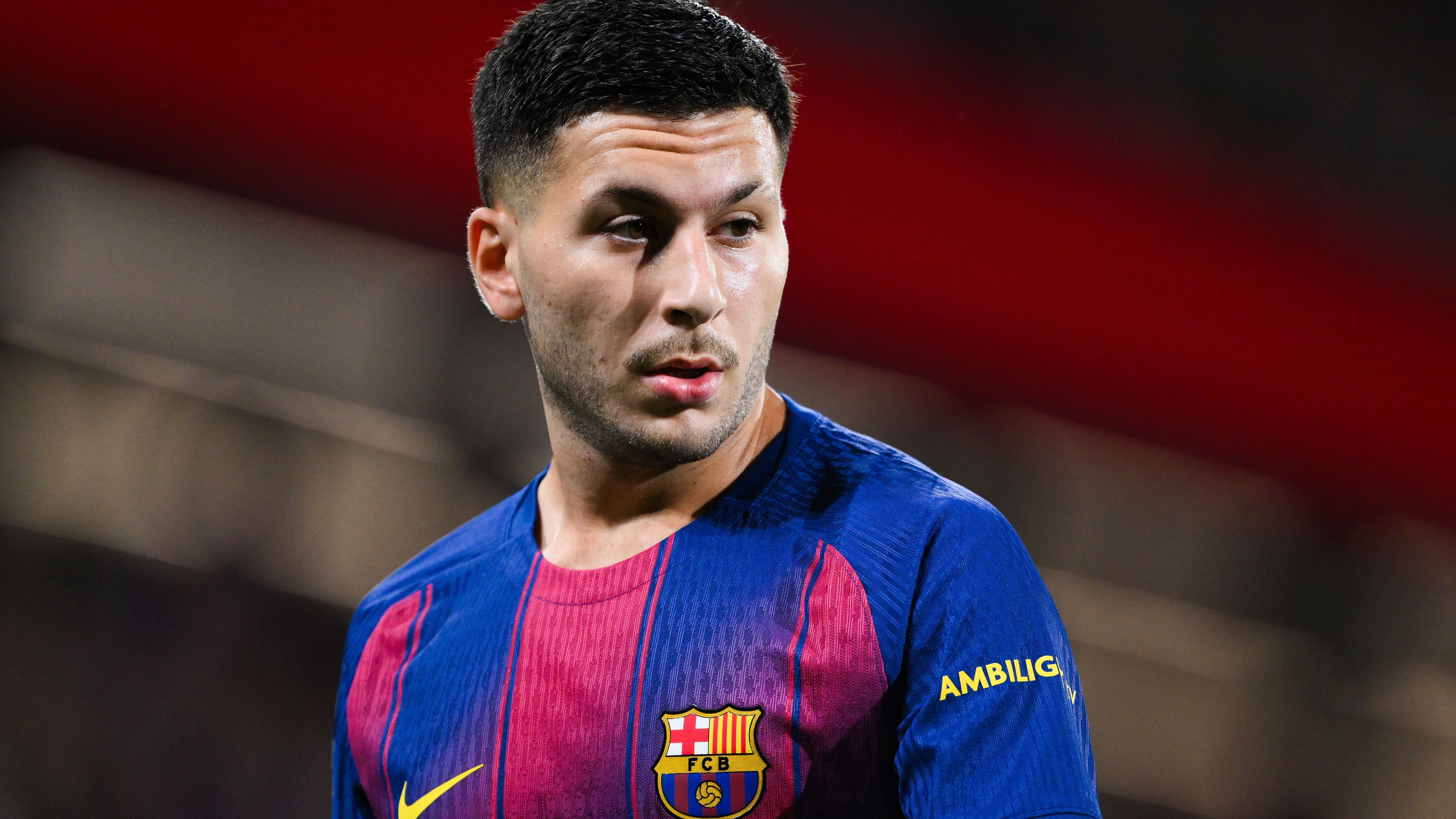 Pornografik fotosuratlar, giflar, etuk transvestitlar Doggy uslubidagi dumbalari bilan qizlarning fotosuratlari