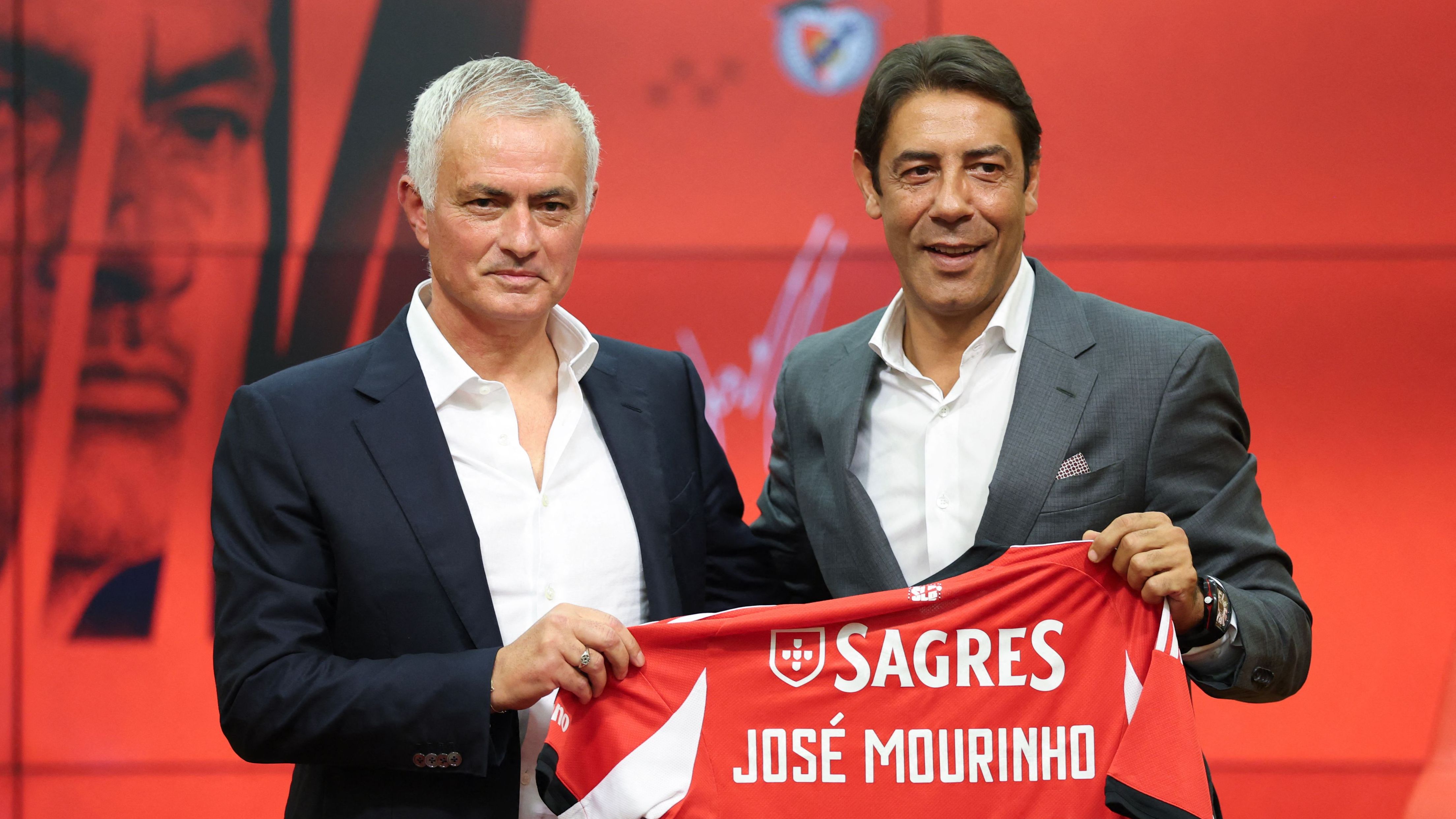 TOPSHOT-FBL-POR-LIGA-BENFICA-MOURINHO