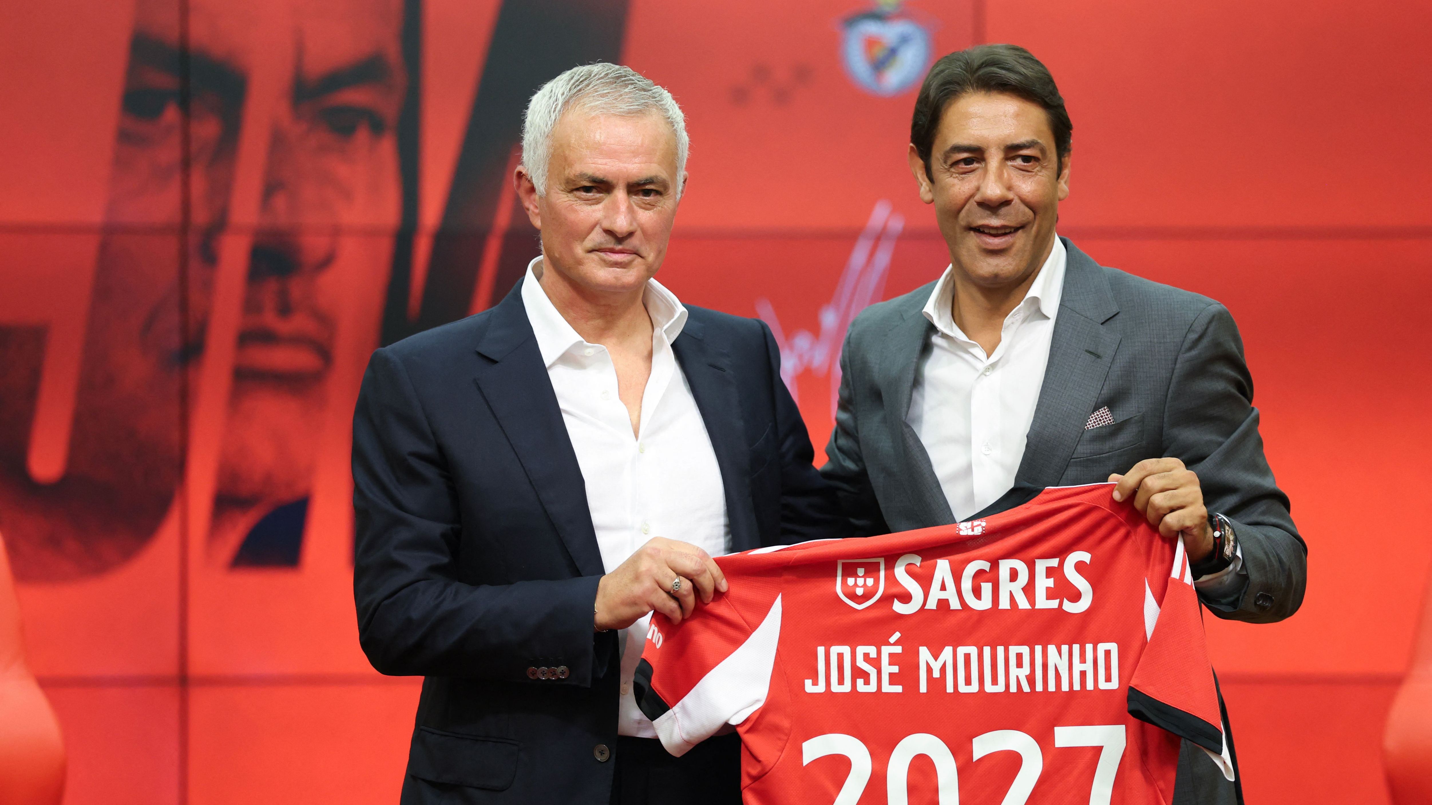 TOPSHOT-FBL-POR-LIGA-BENFICA-MOURINHO