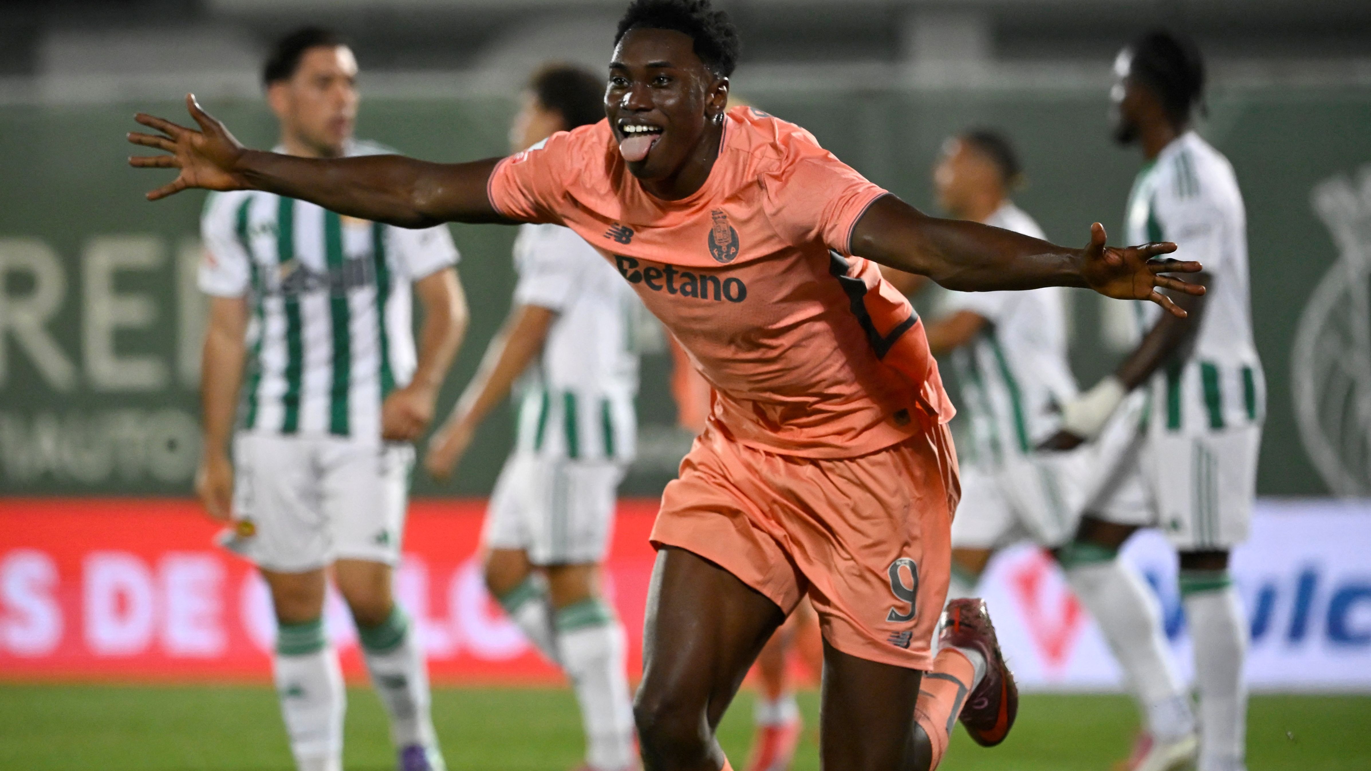 TOPSHOT-FBL-POR-LIGA-RIO AVE-PORTO