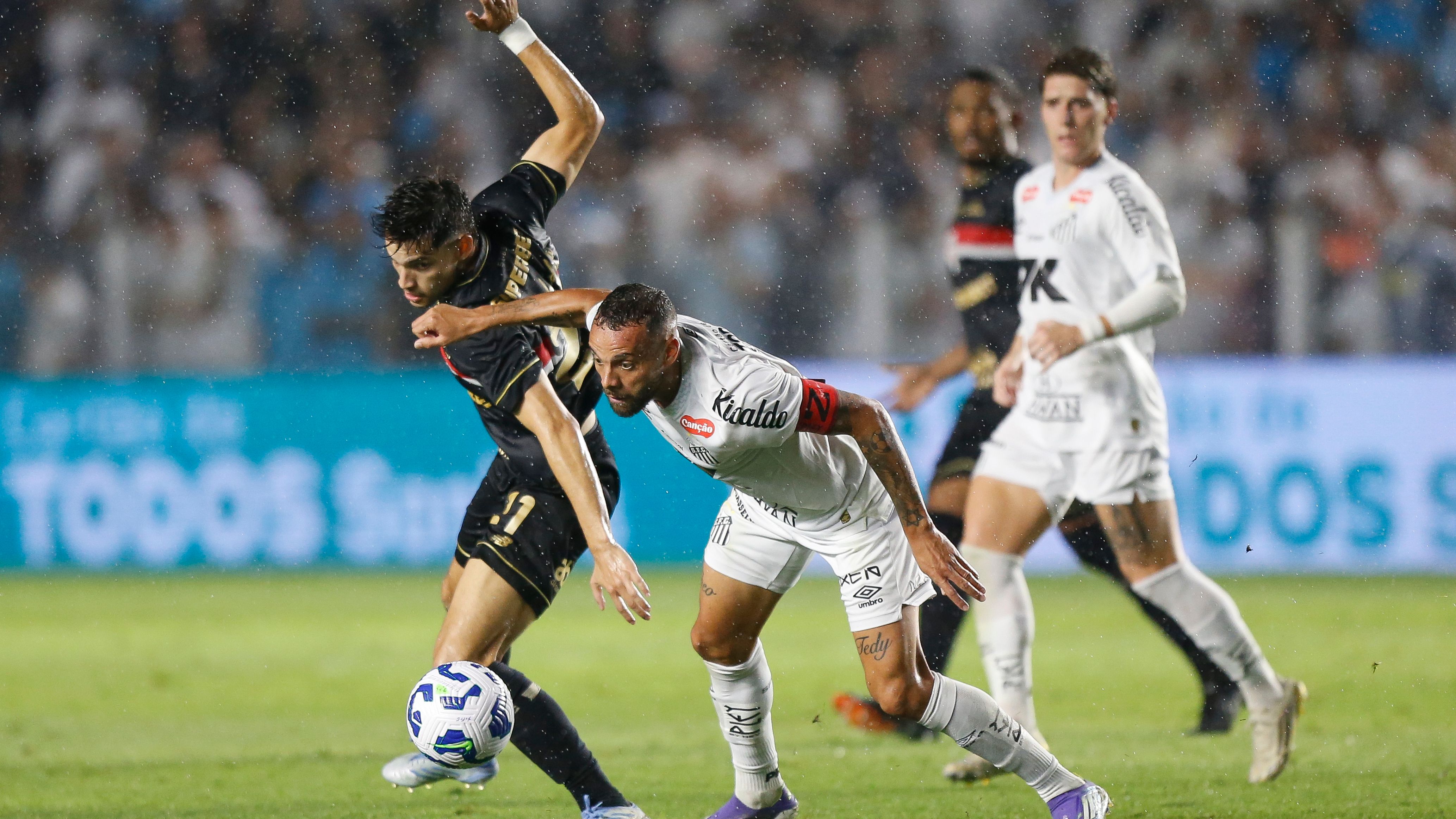 Santos v Sao Paulo - Brasileirao 2025