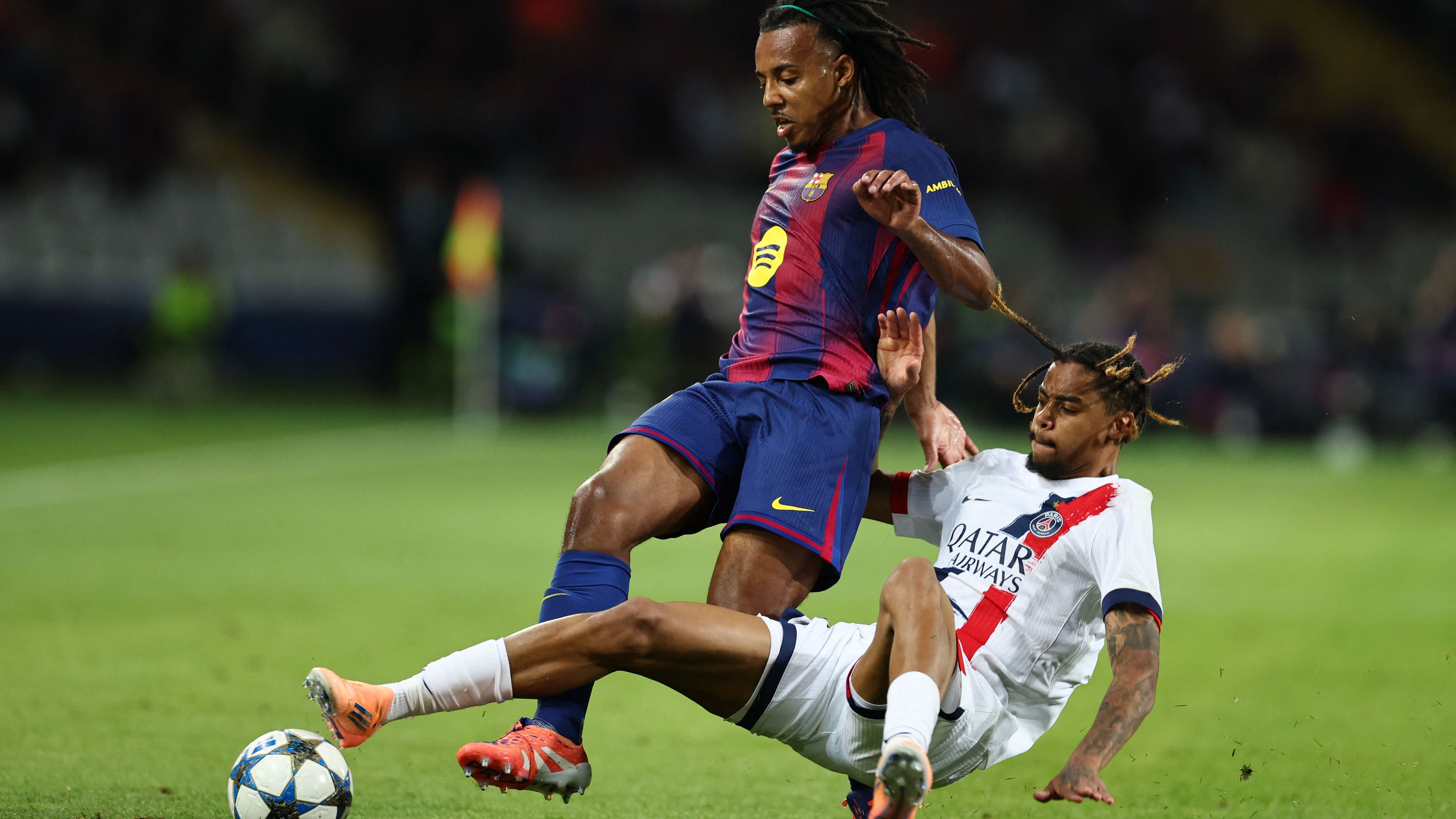 TOPSHOT-FBL-EUR-C1-BARCELONA-PARIS SG