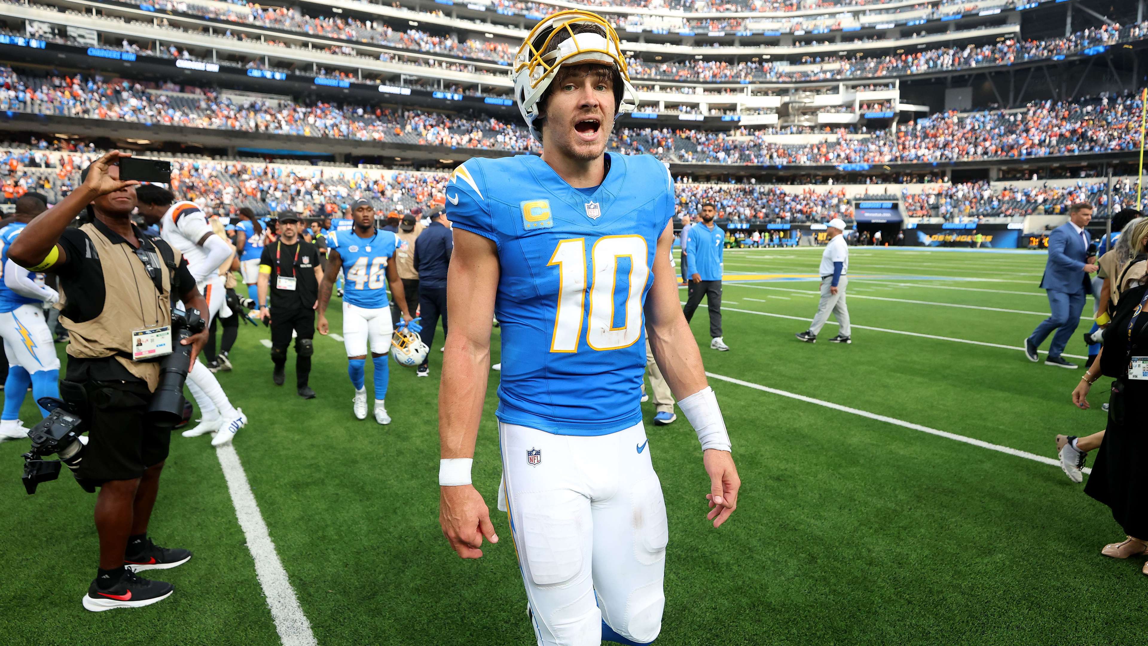 Denver Broncos v Los Angeles Chargers - NFL 2025