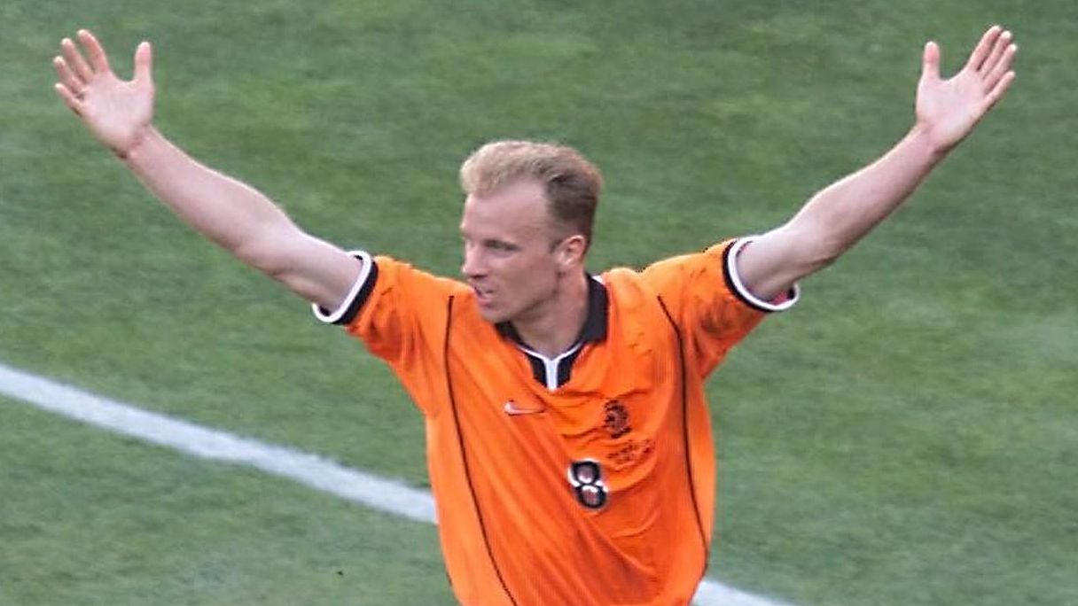 CUP-FR98-ARG-NED-BERGKAMP JUBILATES