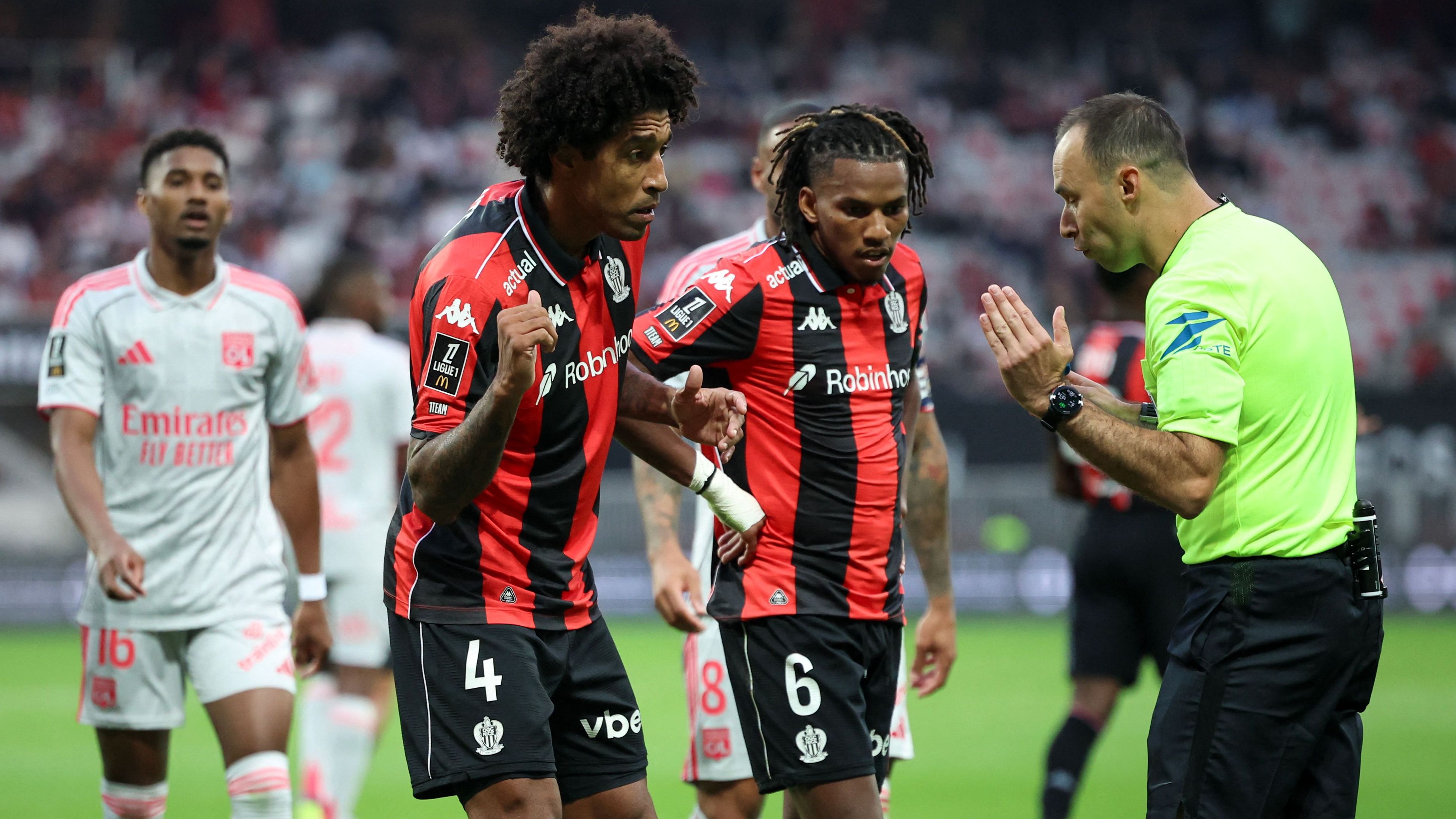 'Unacceptable!' - Referee apologises for stopping Ligue 1 match over confusing anti-ISIS chants as 'homophopic' and sparks furious reaction from Nice | Goal.com UK