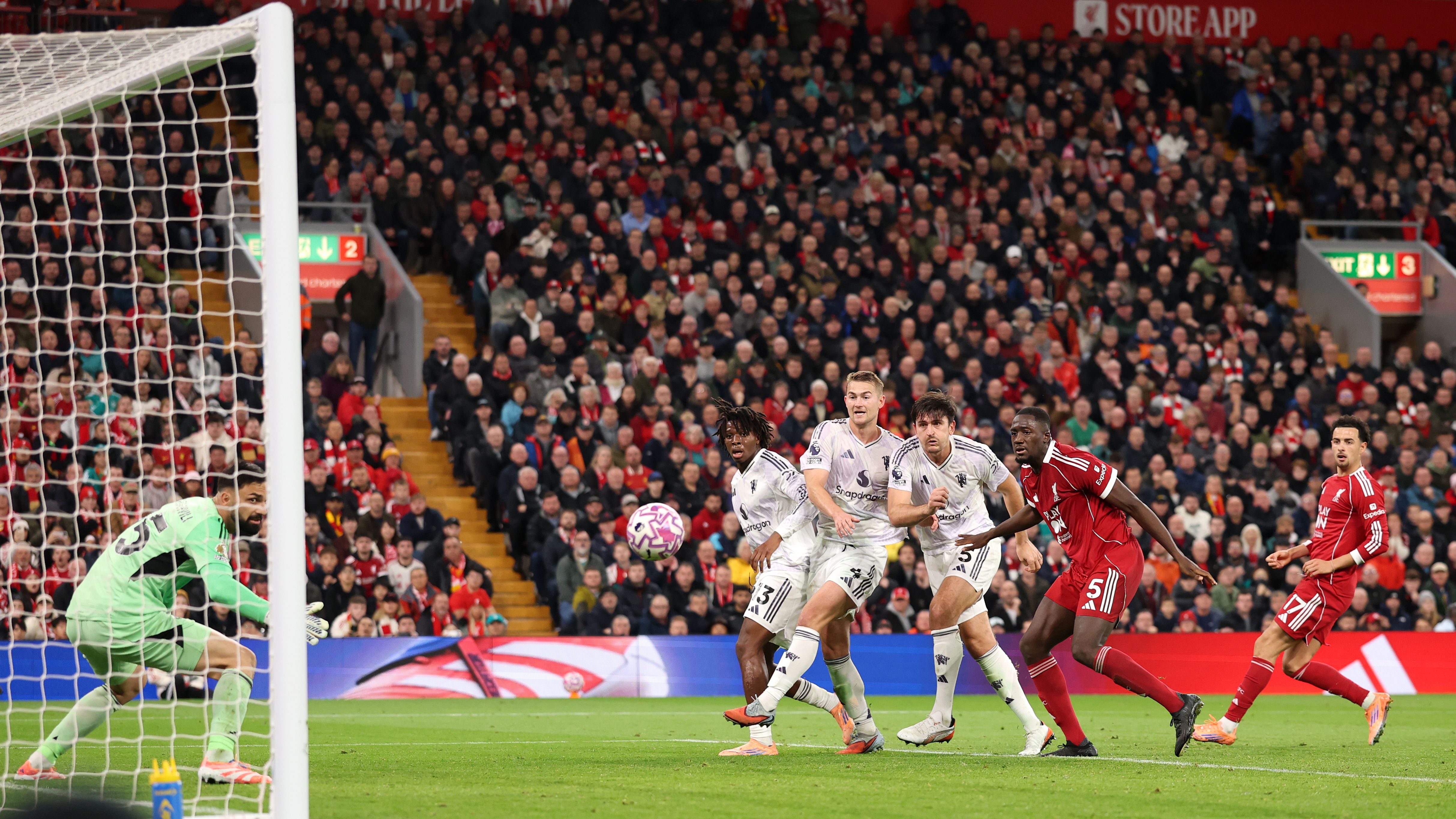 هدف ماجواير أمام ليفربول