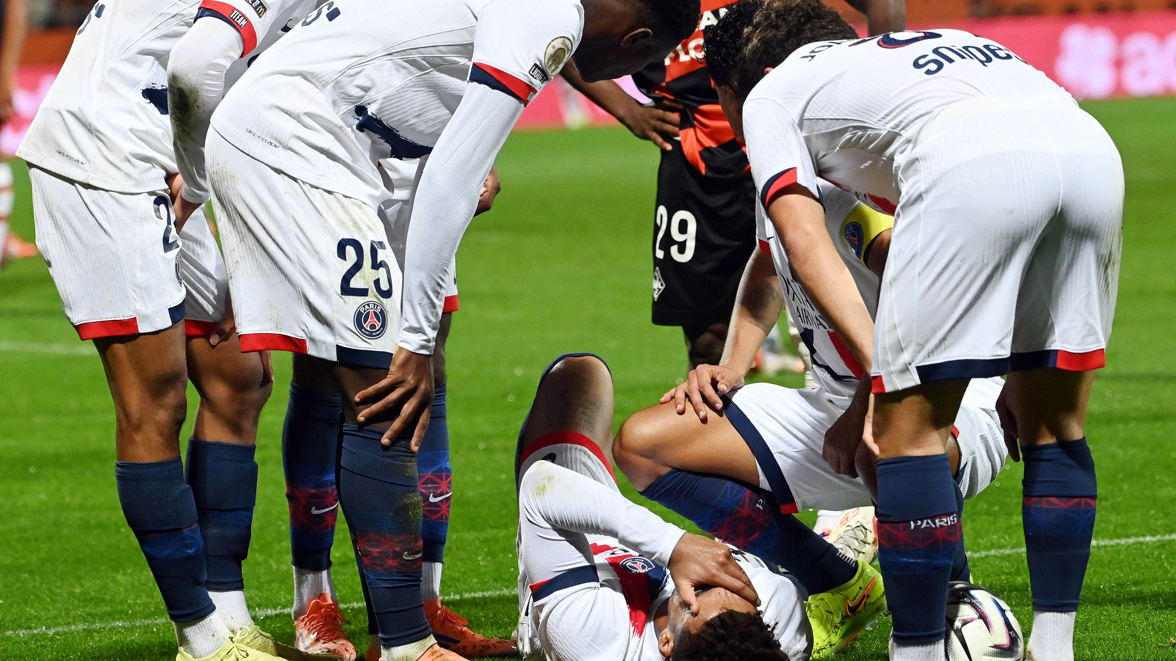 TOPSHOT-FBL-FRA-LIGUE1-LORIENT-PSG