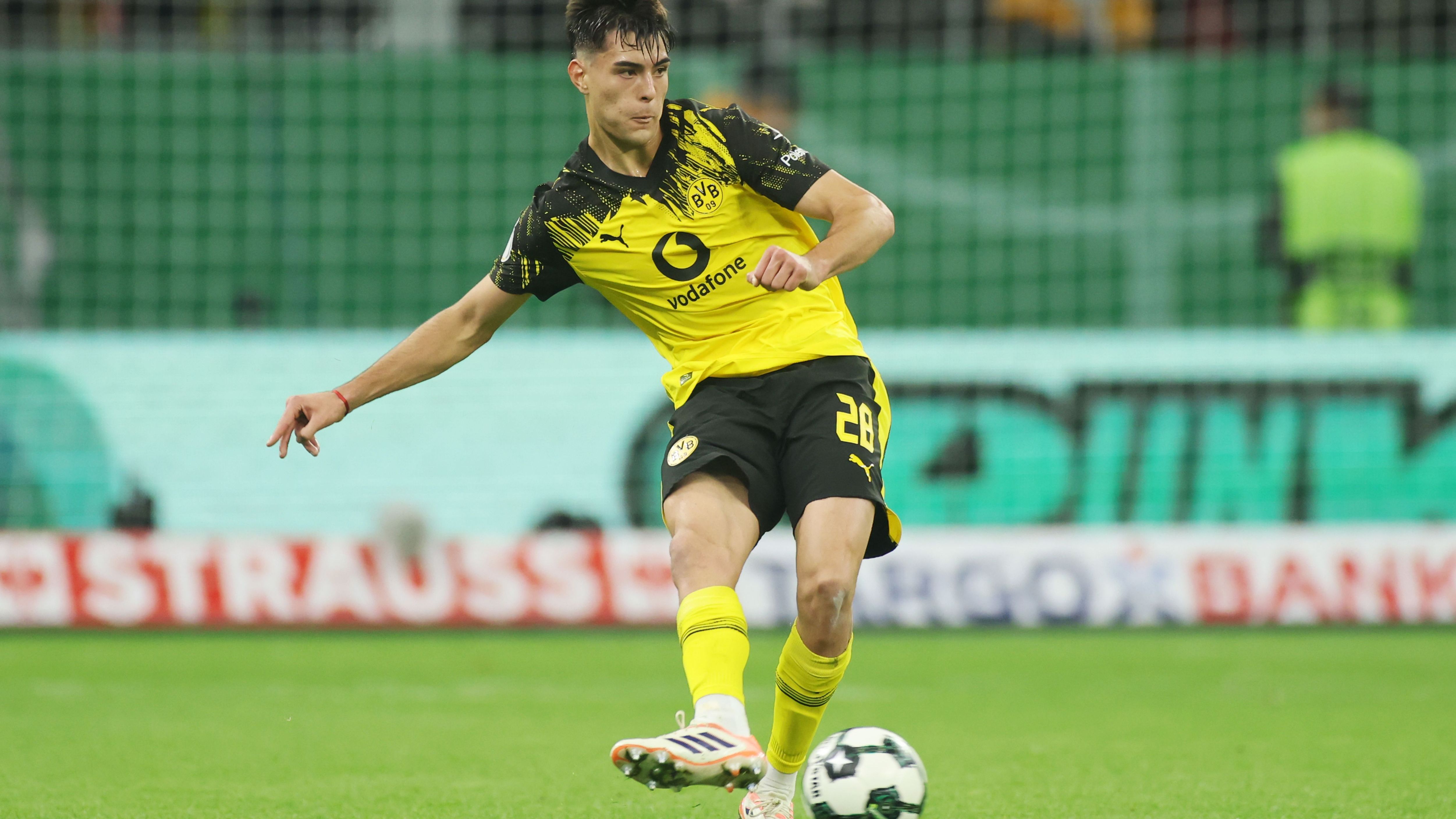 Eintracht Frankfurt v Borussia Dortmund - DFB Cup: Round Two