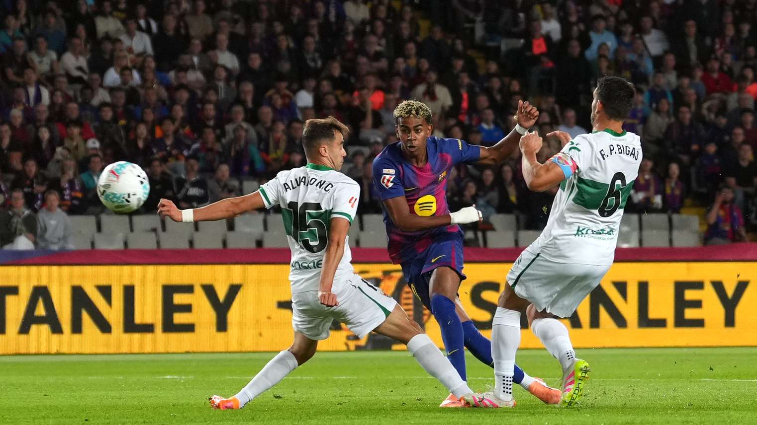 FC Barcelona v Elche CF - LaLiga EA Sports