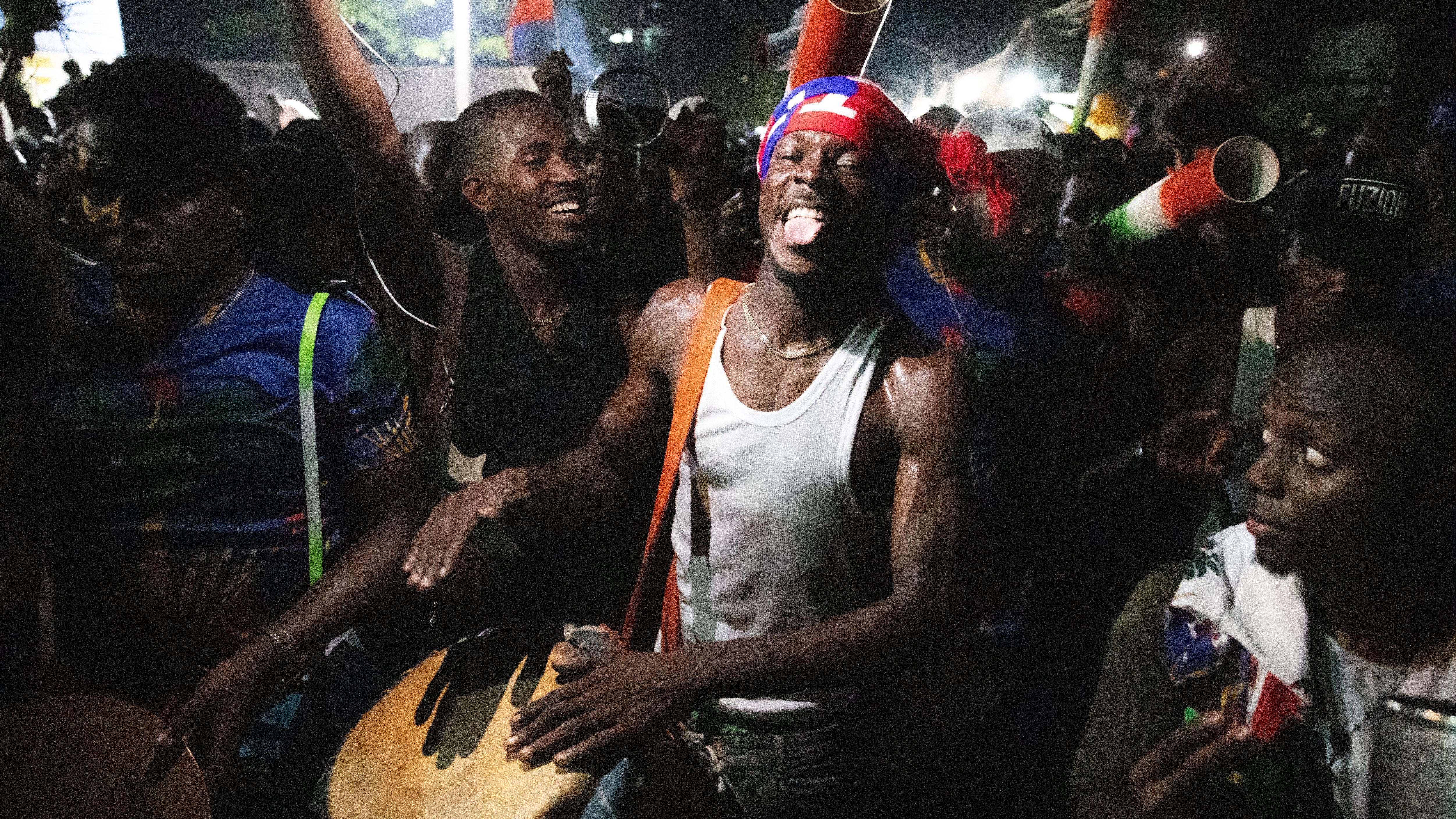 TOPSHOT-FBL-HAITI-WORLD CUP-CELEBRATIONS-FANS