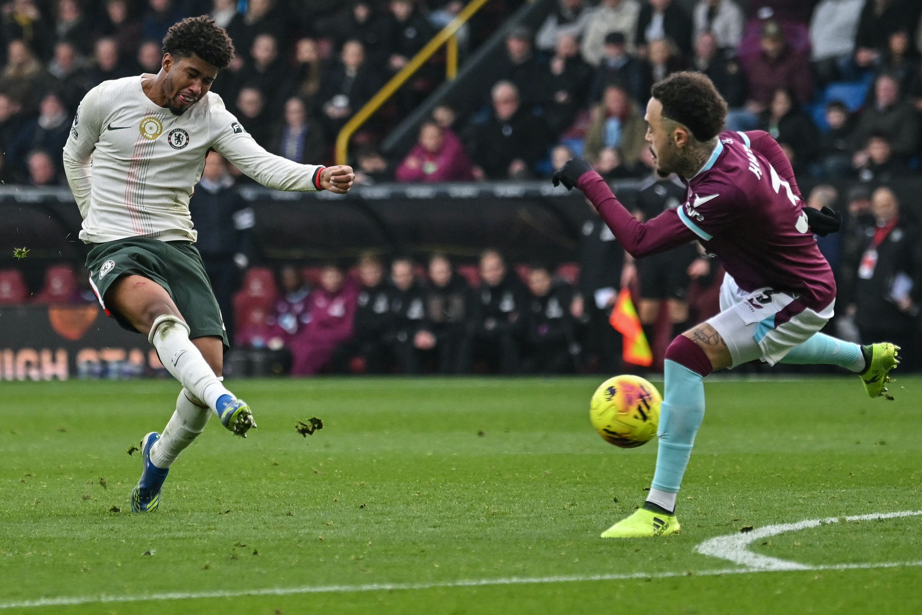 FBL-ENG-PR-BURNLEY-CHELSEA