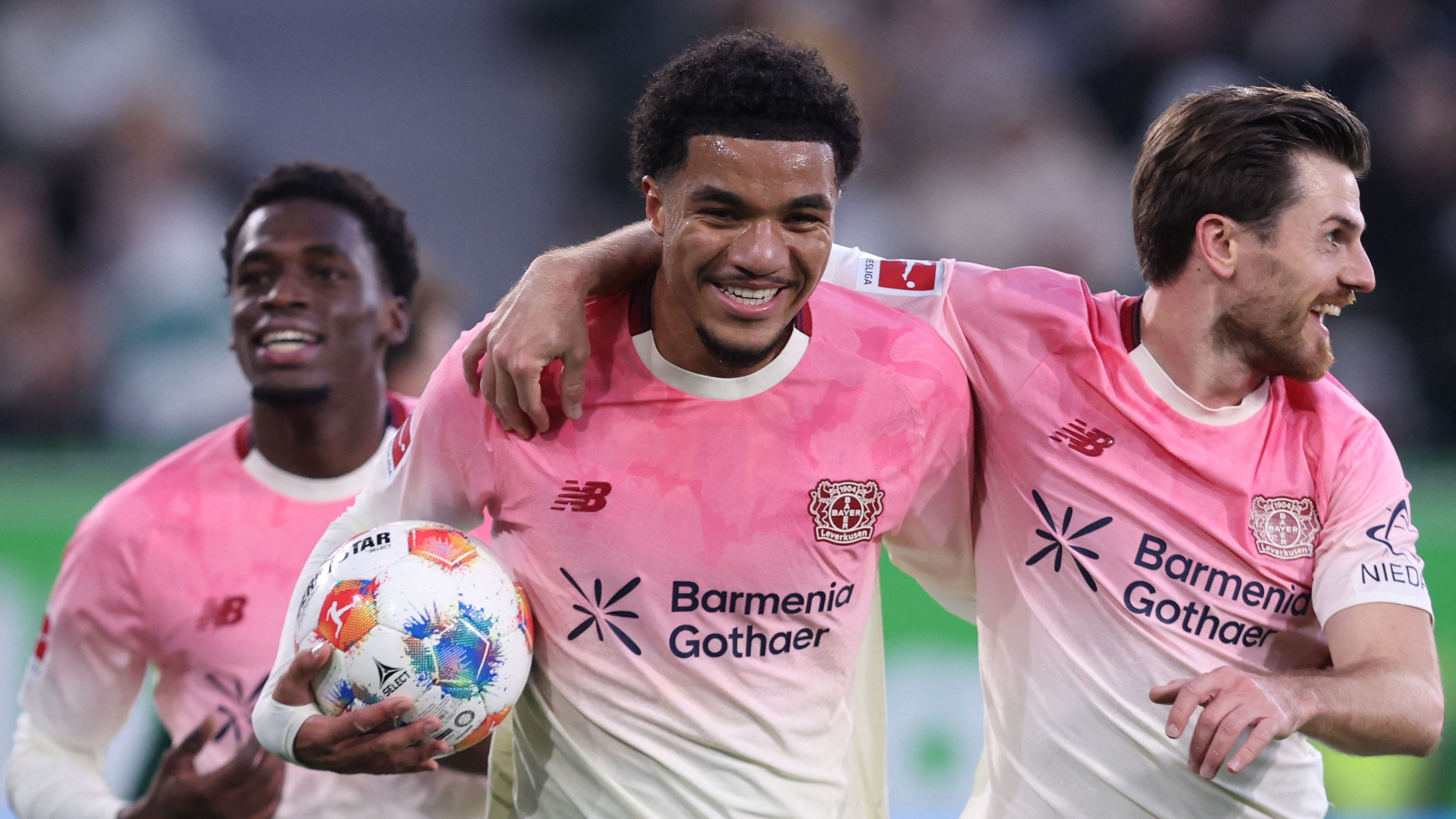 TOPSHOT-FBL-GER-BUNDESLIGA-WOLFSBURG-LEVERKUSEN