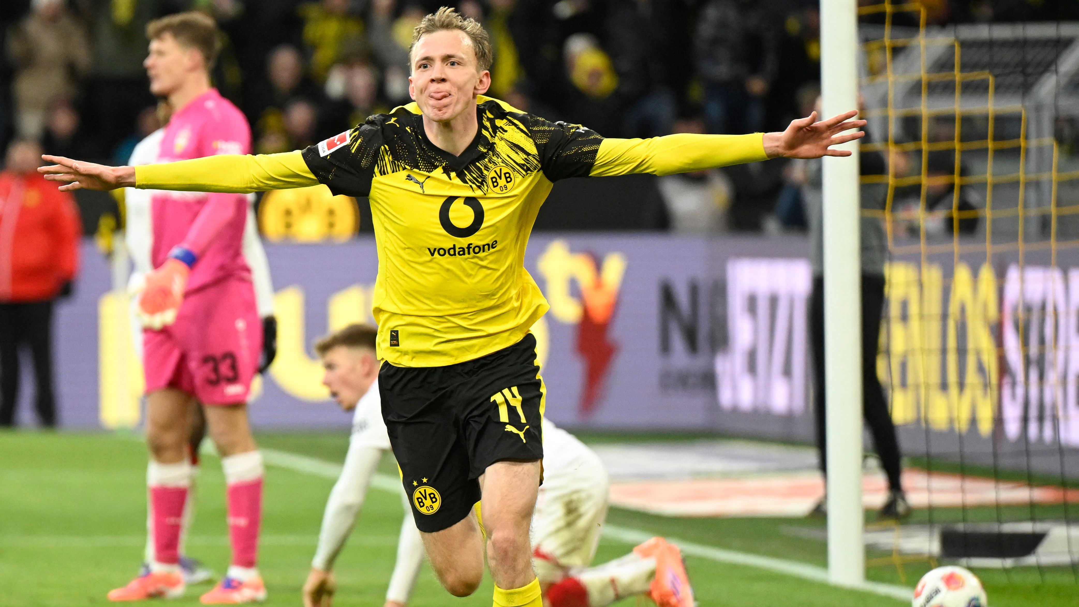 FBL-GER-BUNDESLIGA-DORTMUND-STUTTGART