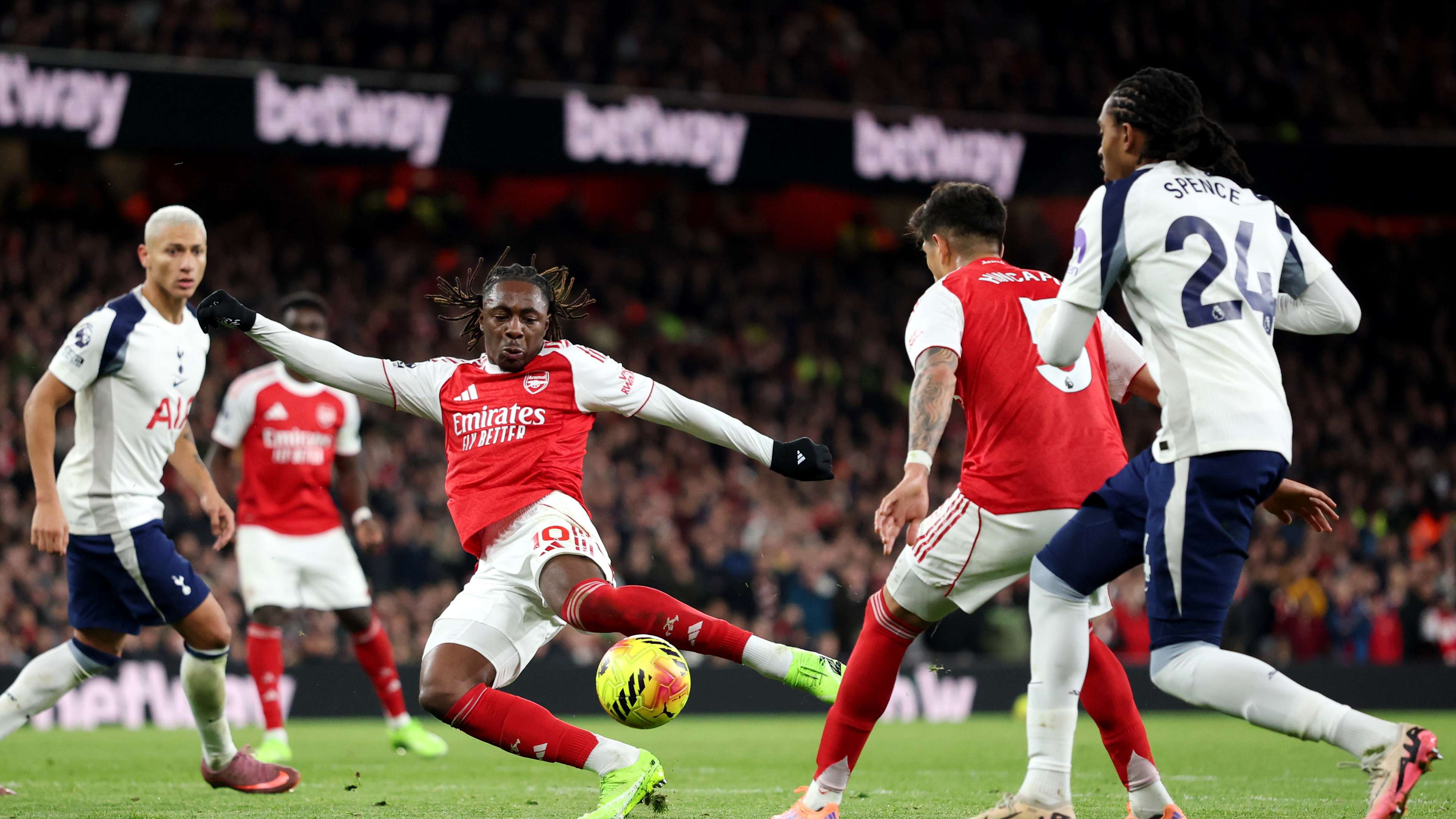 إيزي لاعب آرسنال ضد توتنهام