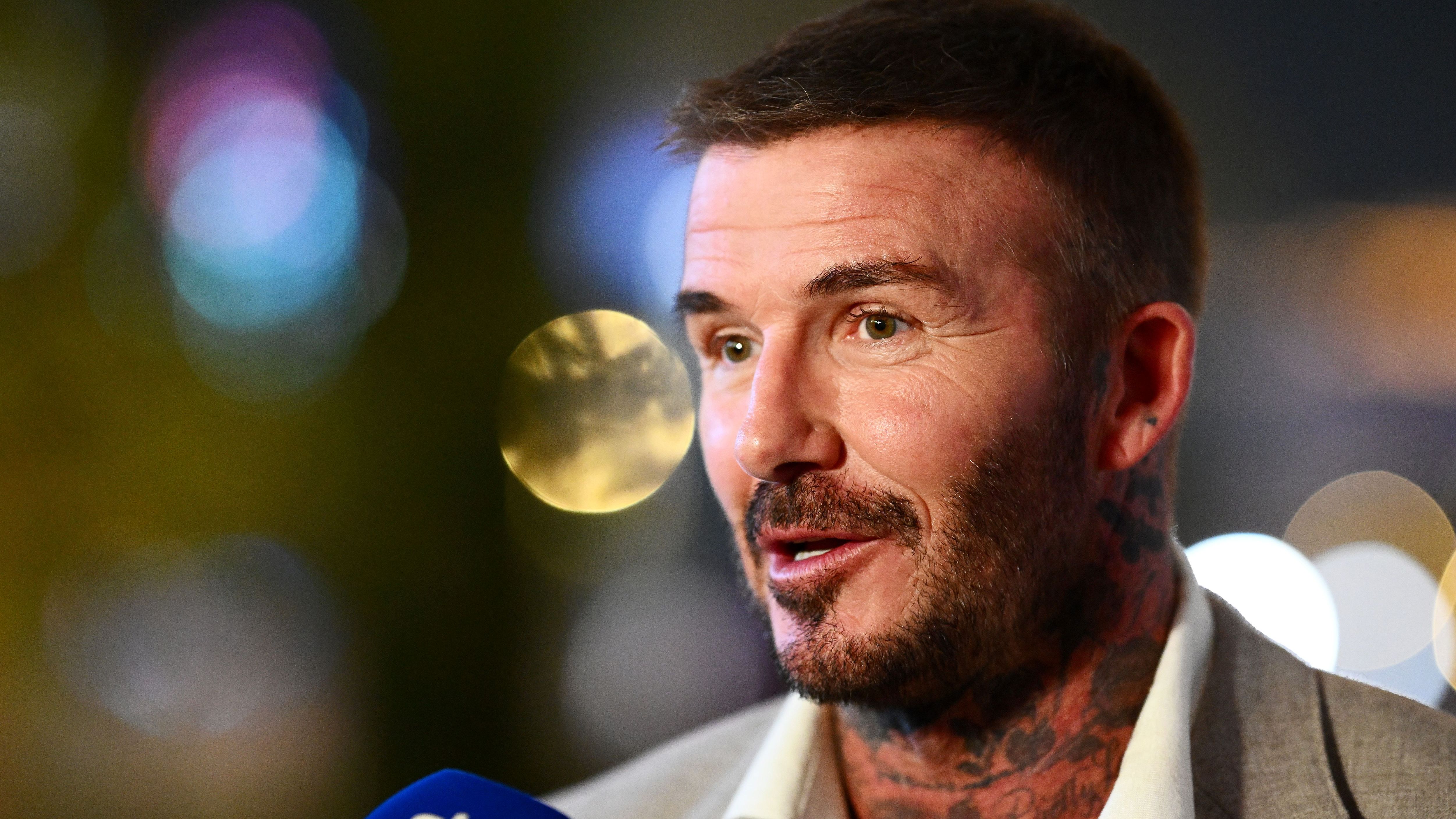 VIDEO: 'That's a lot better!' - Man Utd legend David Beckham cheekily trolls Liverpool in adidas shop | Goal.com UK