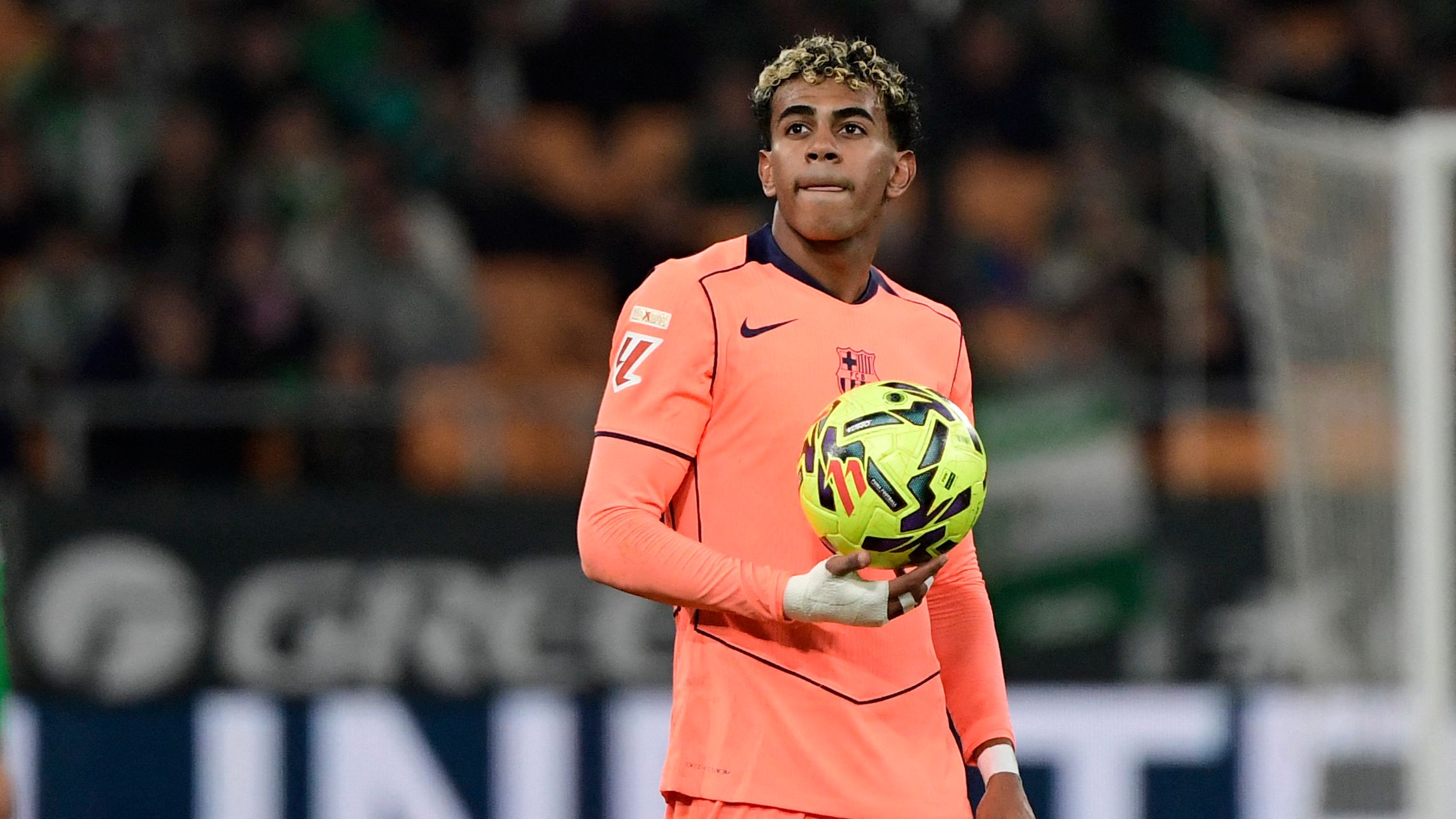 TOPSHOT-FBL-ESP-LIGA-REAL BETIS-BARCELONA