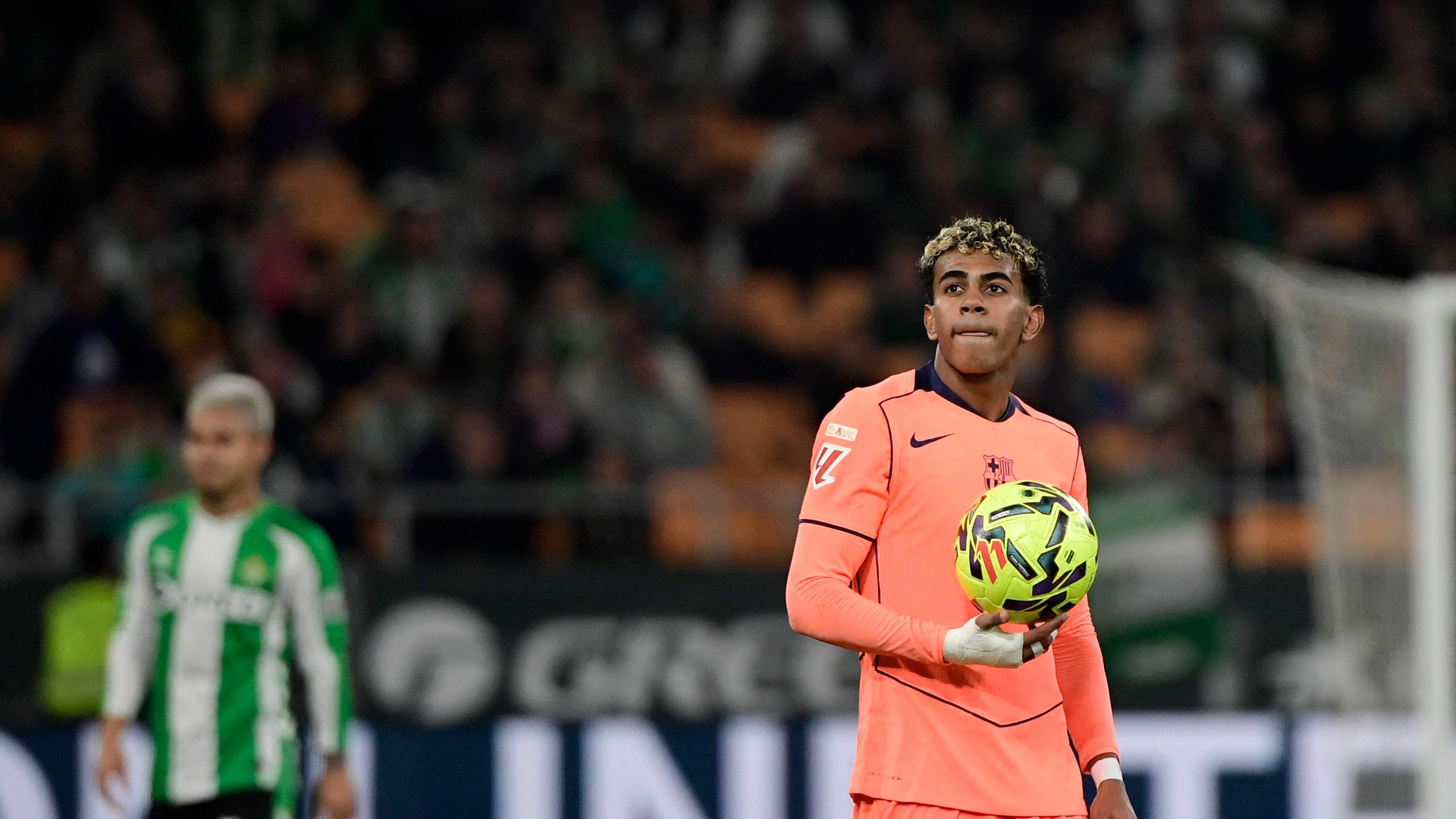 TOPSHOT-FBL-ESP-LIGA-REAL BETIS-BARCELONA