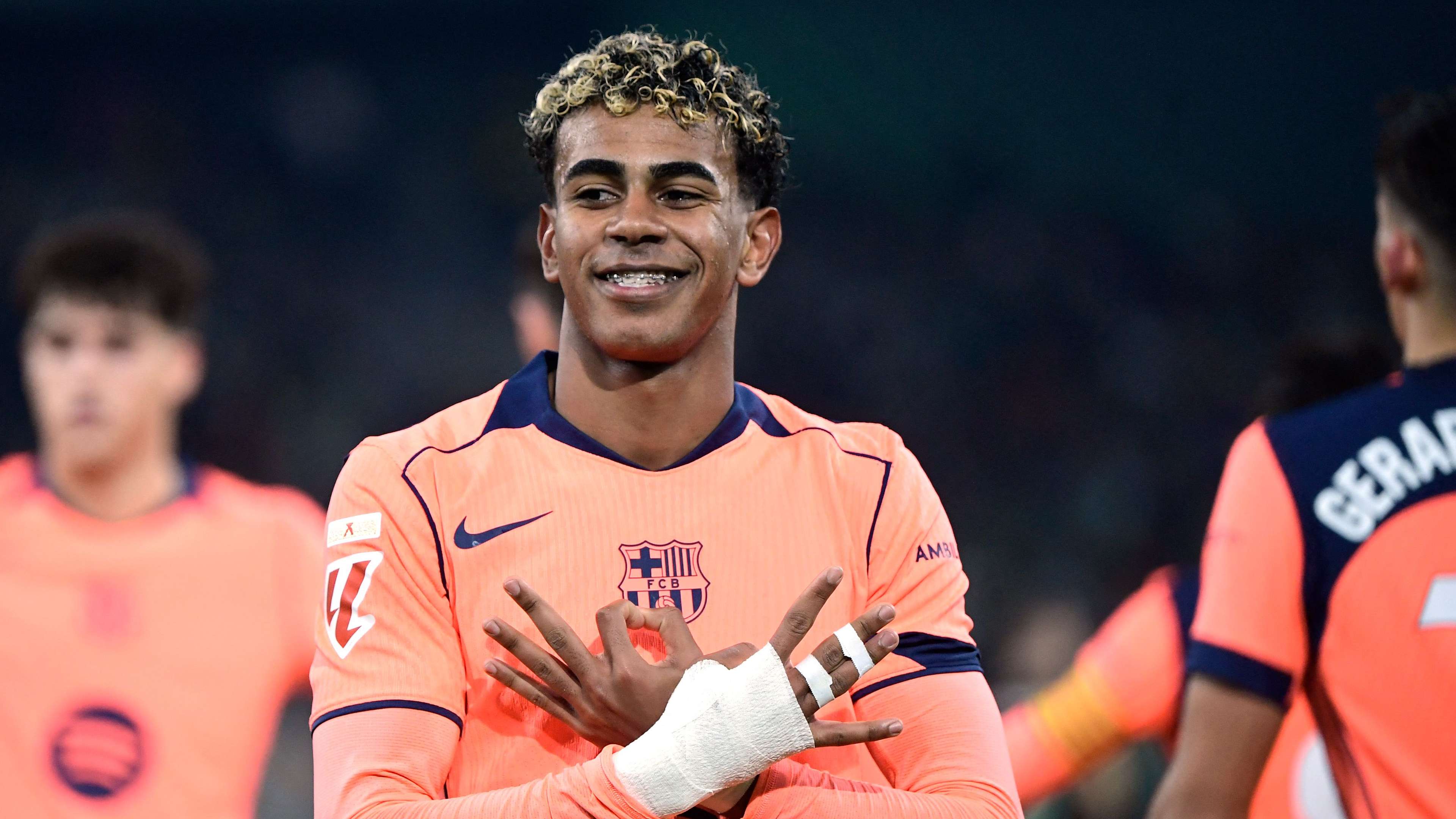 TOPSHOT-FBL-ESP-LIGA-REAL BETIS-BARCELONA