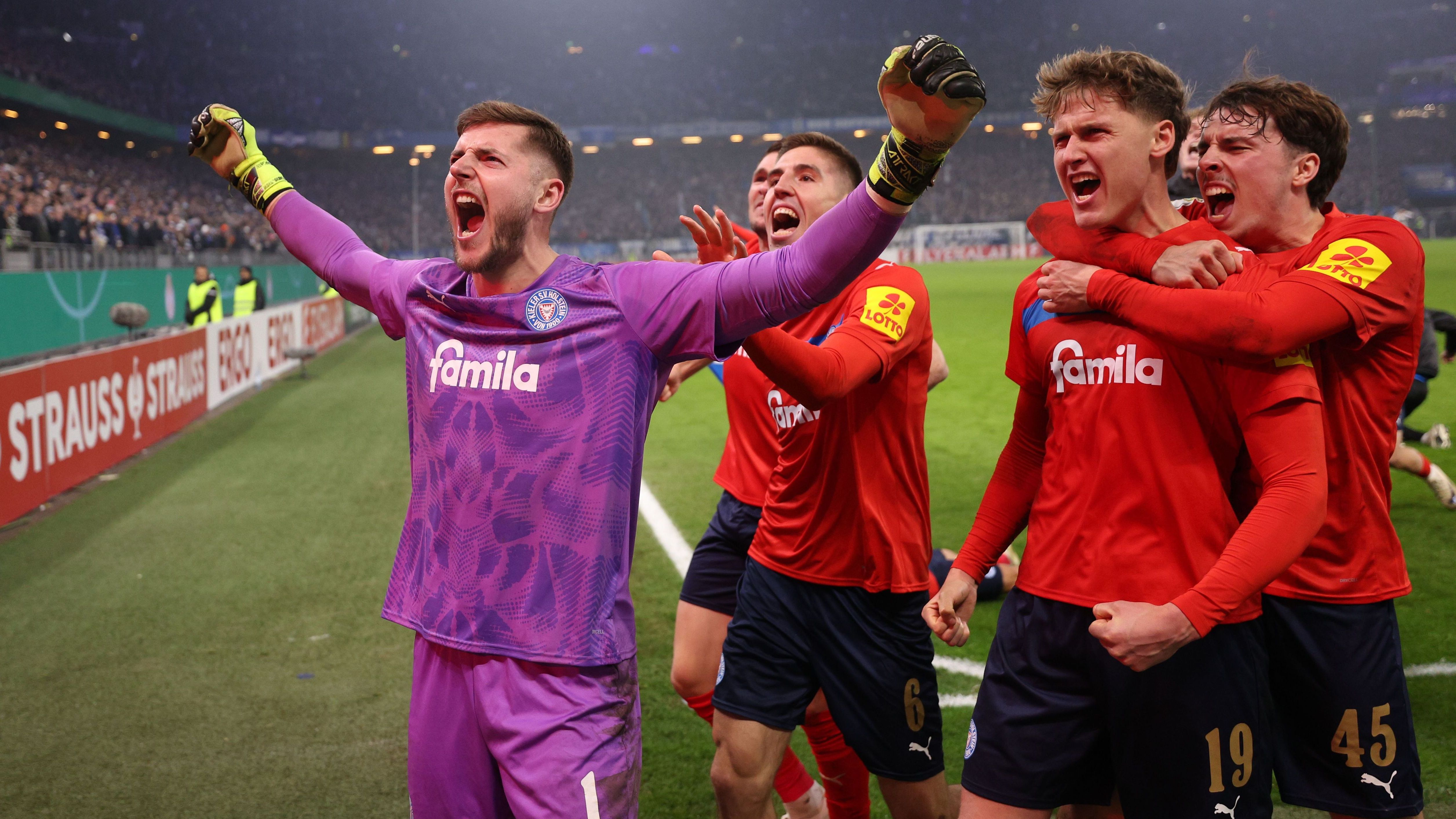 Hamburger SV v Holstein Kiel - DFB Cup: Round of 16