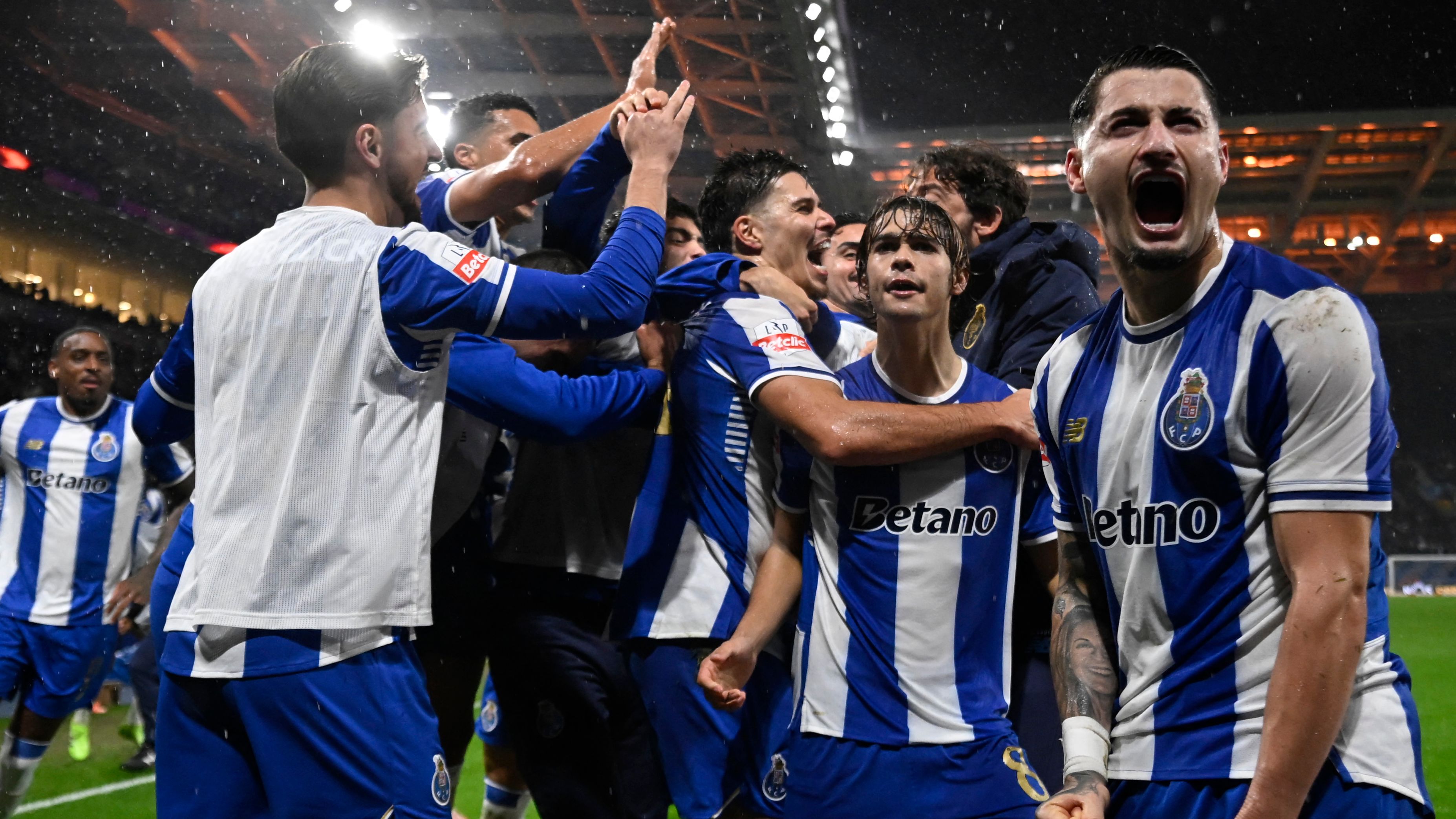 TOPSHOT-FBL-POR-LIGA-ESTRELA-PORTO