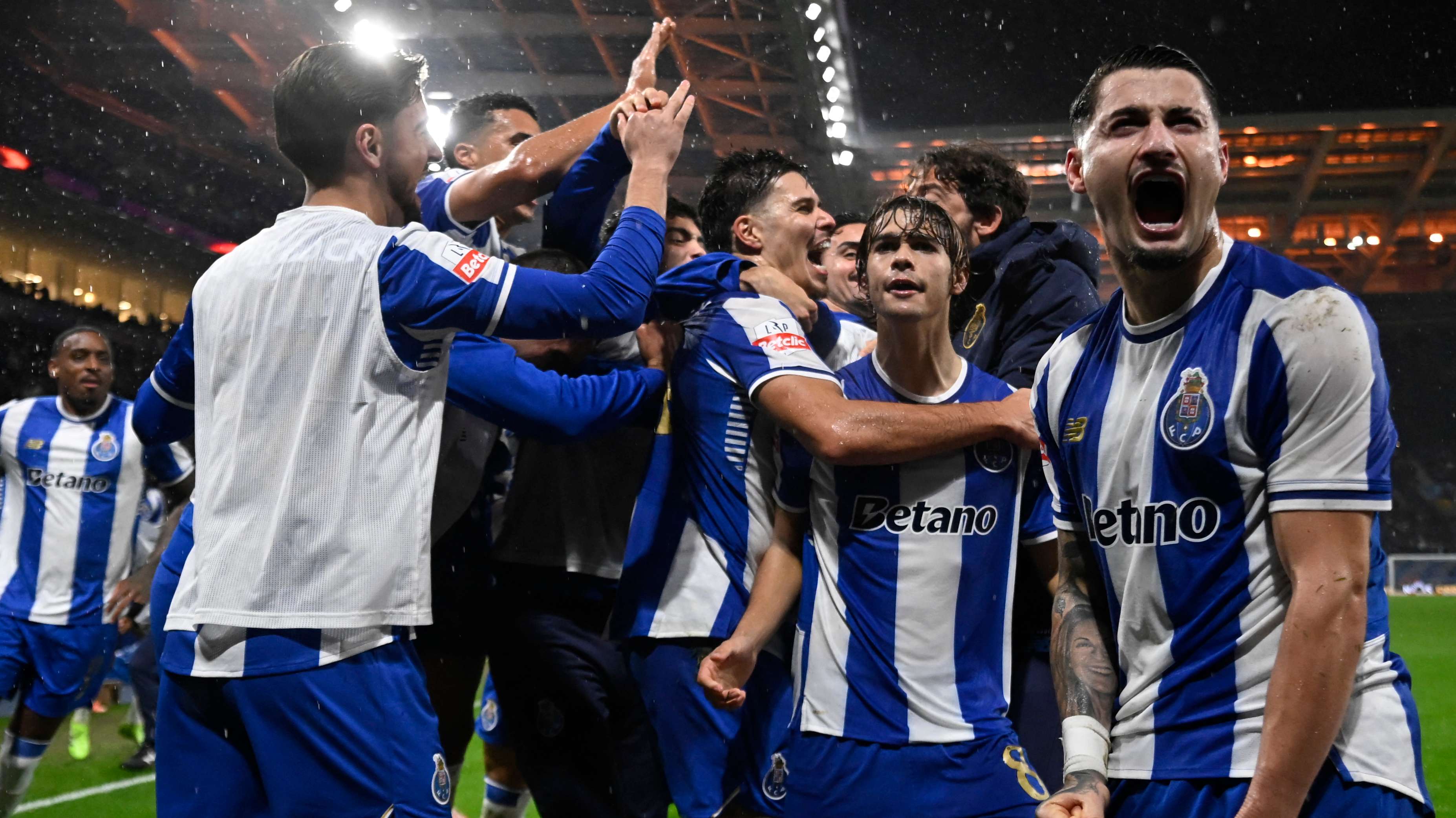 TOPSHOT-FBL-POR-LIGA-ESTRELA-PORTO