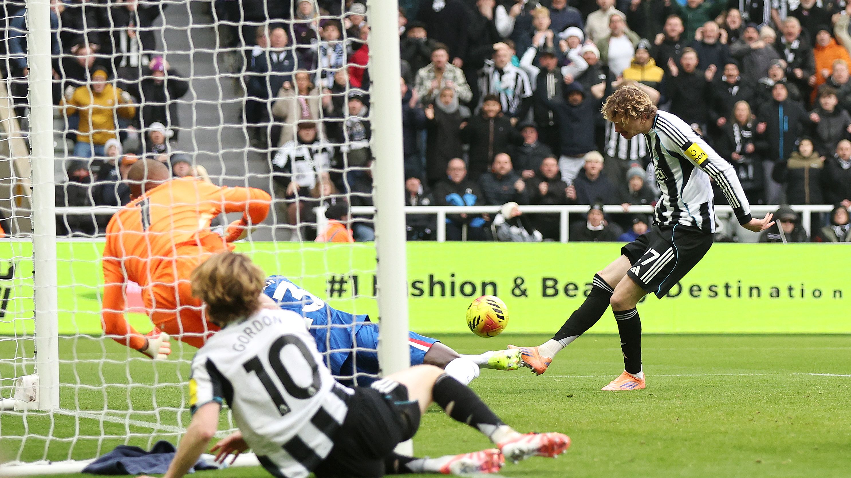 Newcastle United v Chelsea - Premier League