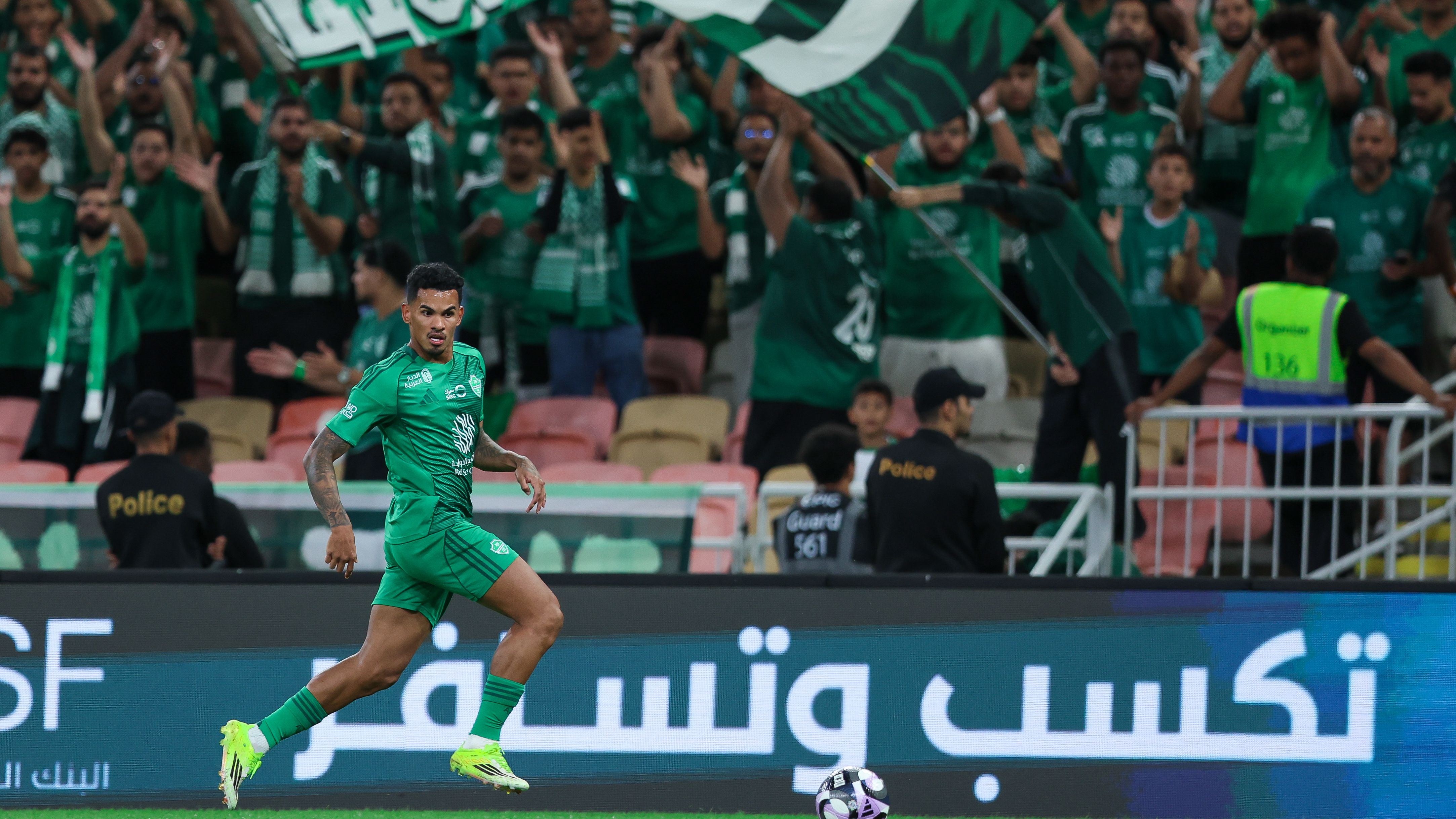 لقطة من مباراة الأهلي والفيحاء