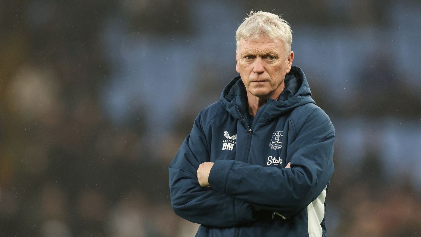 David Moyes gesturing on the touchline