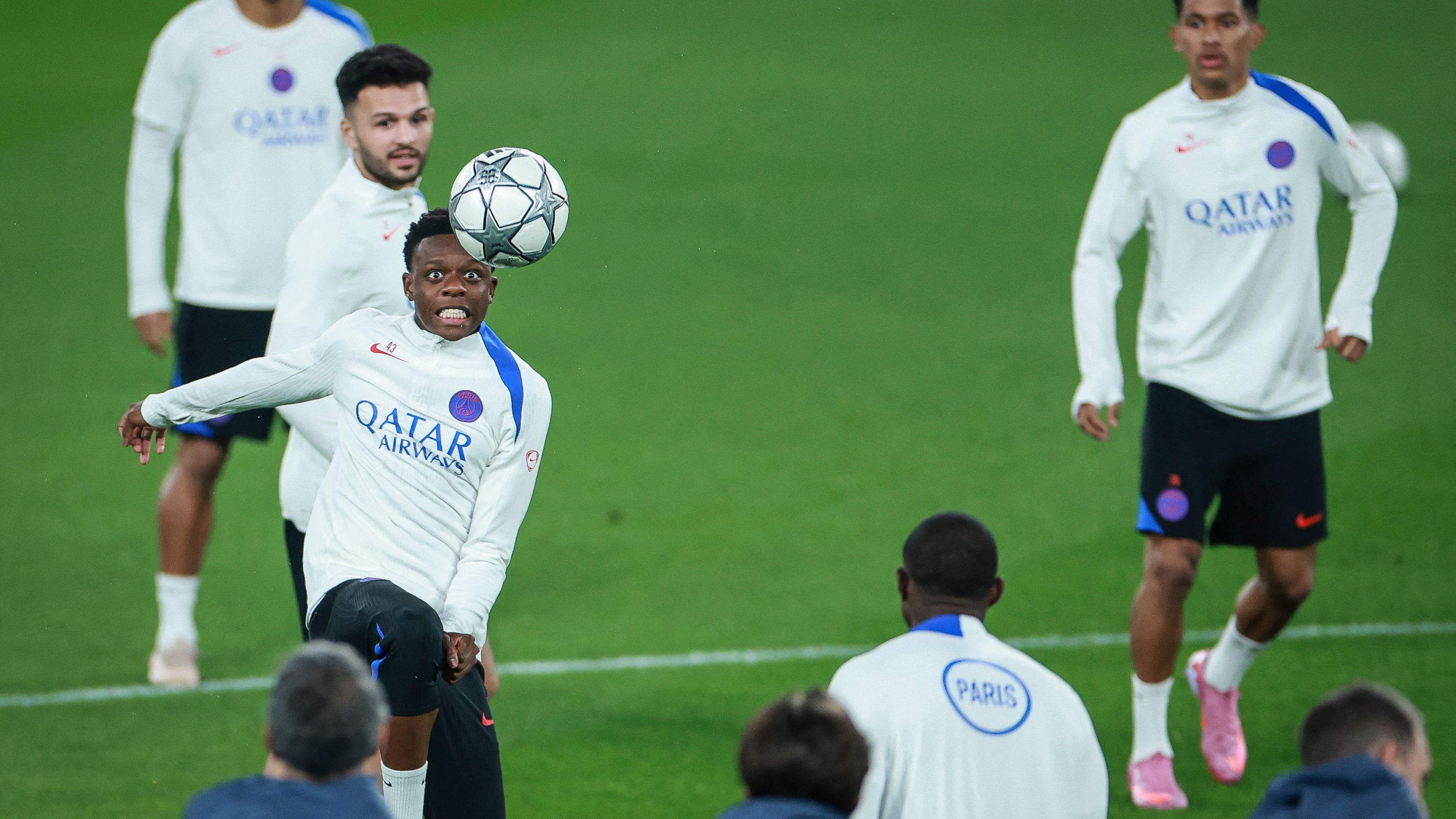 TOPSHOT-FBL-EUR-C1-PARIS SG-TRAINING